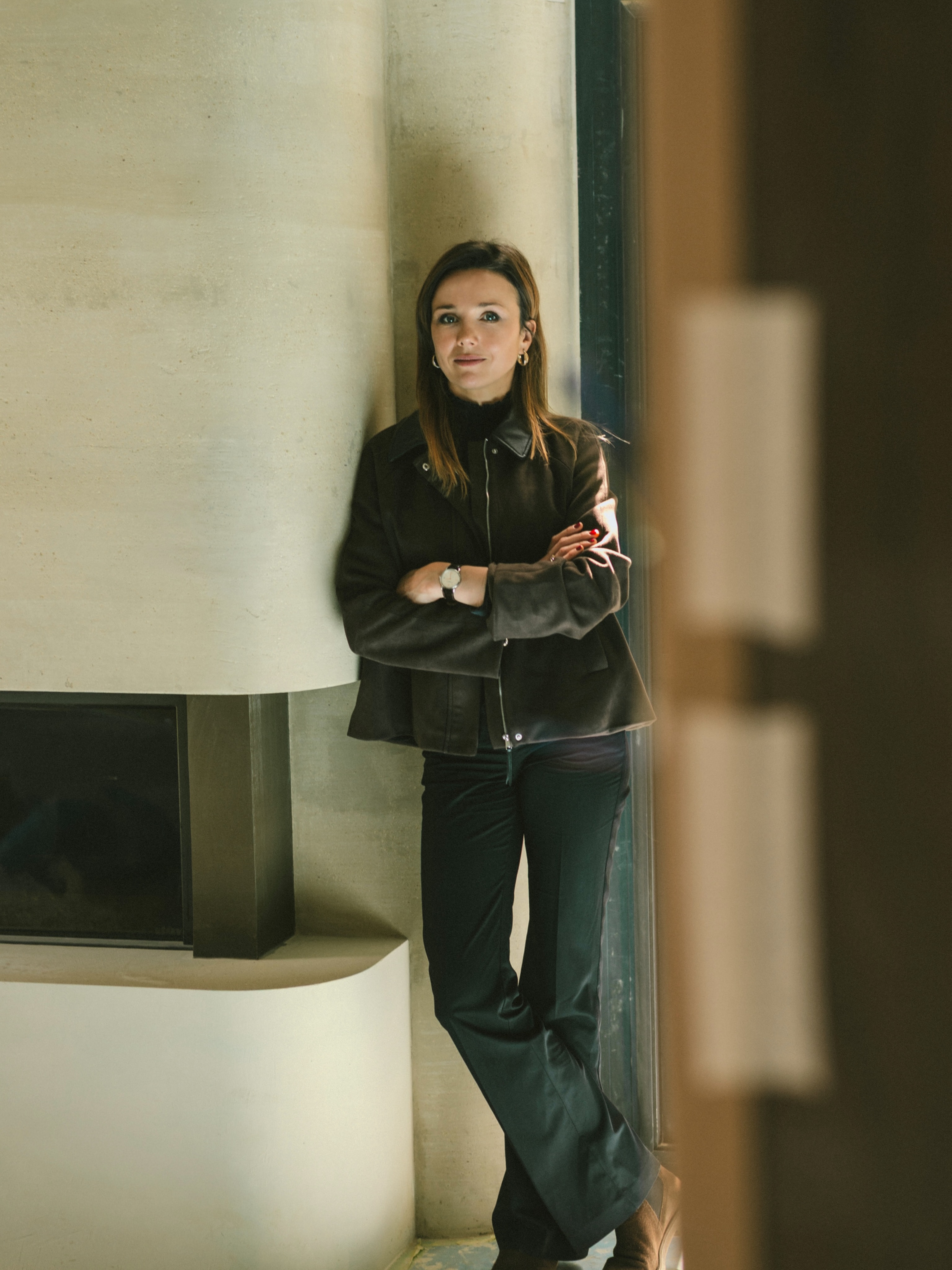 Derrière BC ATELIERS, il y a Constance Berthier.
-
Depuis plus de dix ans, elle imagine des lieux singuliers, pensés pour durer, évoluer, et raconter l’histoire de celles et ceux qui les habitent.
-
Avant de dessiner, elle prend le temps d’écouter : comprendre un mode de vie, des besoins, des envies, anticiper les évolutions de demain. Chaque échange nourrit sa réflexion et lui permet d’apporter une réponse unique.
-
Constance croit en des lieux sur-mesure, où l’authenticité guide chaque choix, des matières jusqu’aux détails, avec une attention particulière portée à leur pérennité.
-
Cette vision, elle la construit aux côtés des artisans. Leur savoir-faire, leur exigence et leur sens du détail occupent une place essentielle dans chacun de ses projets.
-
Aujourd’hui : plus de 250 réalisations, 4 régions, et une même envie intacte depuis le premier jour, créer des lieux justes, pensés avec sens, où chaque histoire trouve sa place.
-
Bienvenue dans son univers.
-
📷 @maxime_cordier / et @sabine_serrad
-
«#architecture #architecteinterieur #lyon #france🇫🇷 #moderncraft