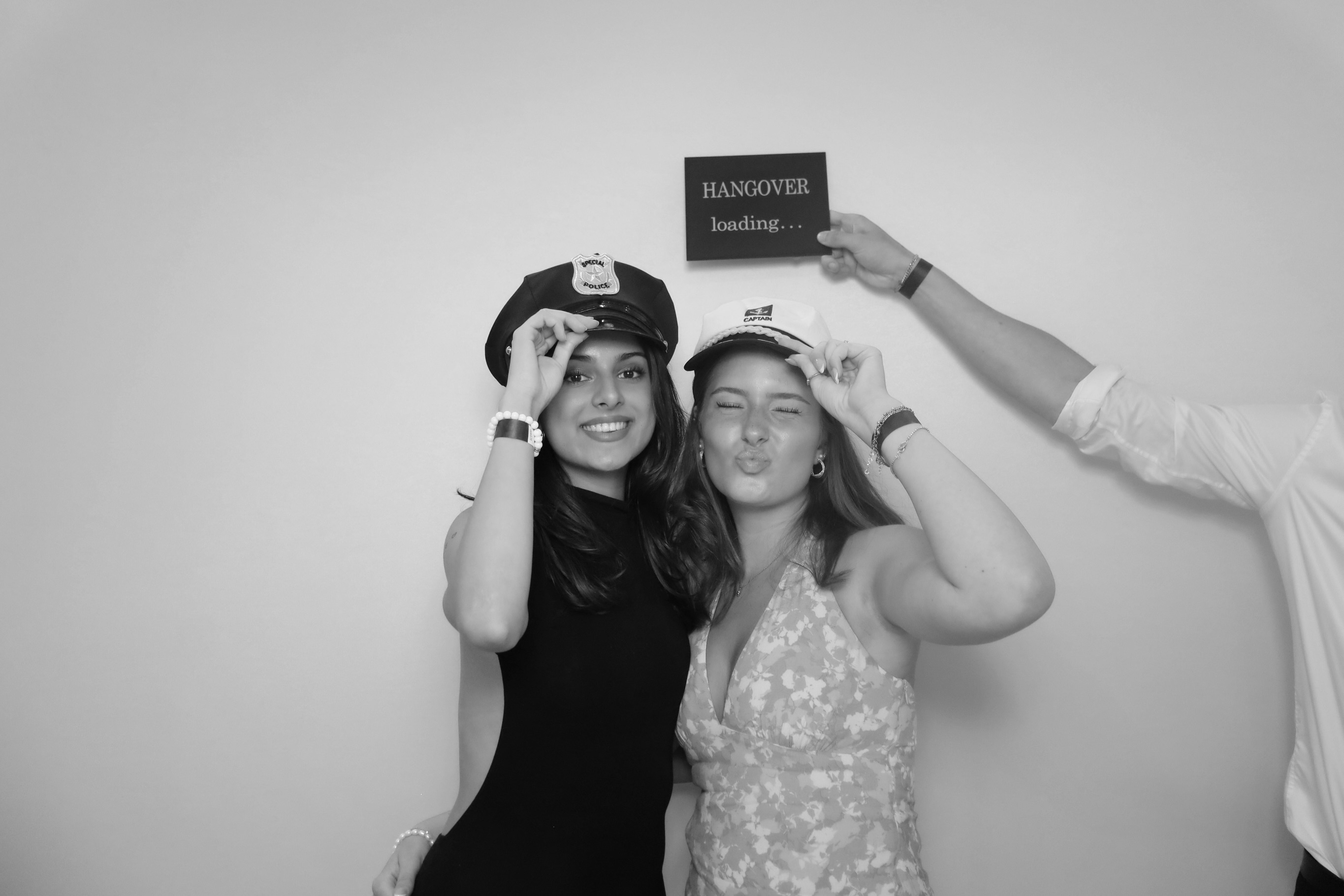 Congratulations 🍾🏫
Wir durften den Abiball der ANS 2026 mit unserer Fotobox begleiten 📸🥂🪩
#elbuferevents #Abiball #Fotobox #party #abitur2026