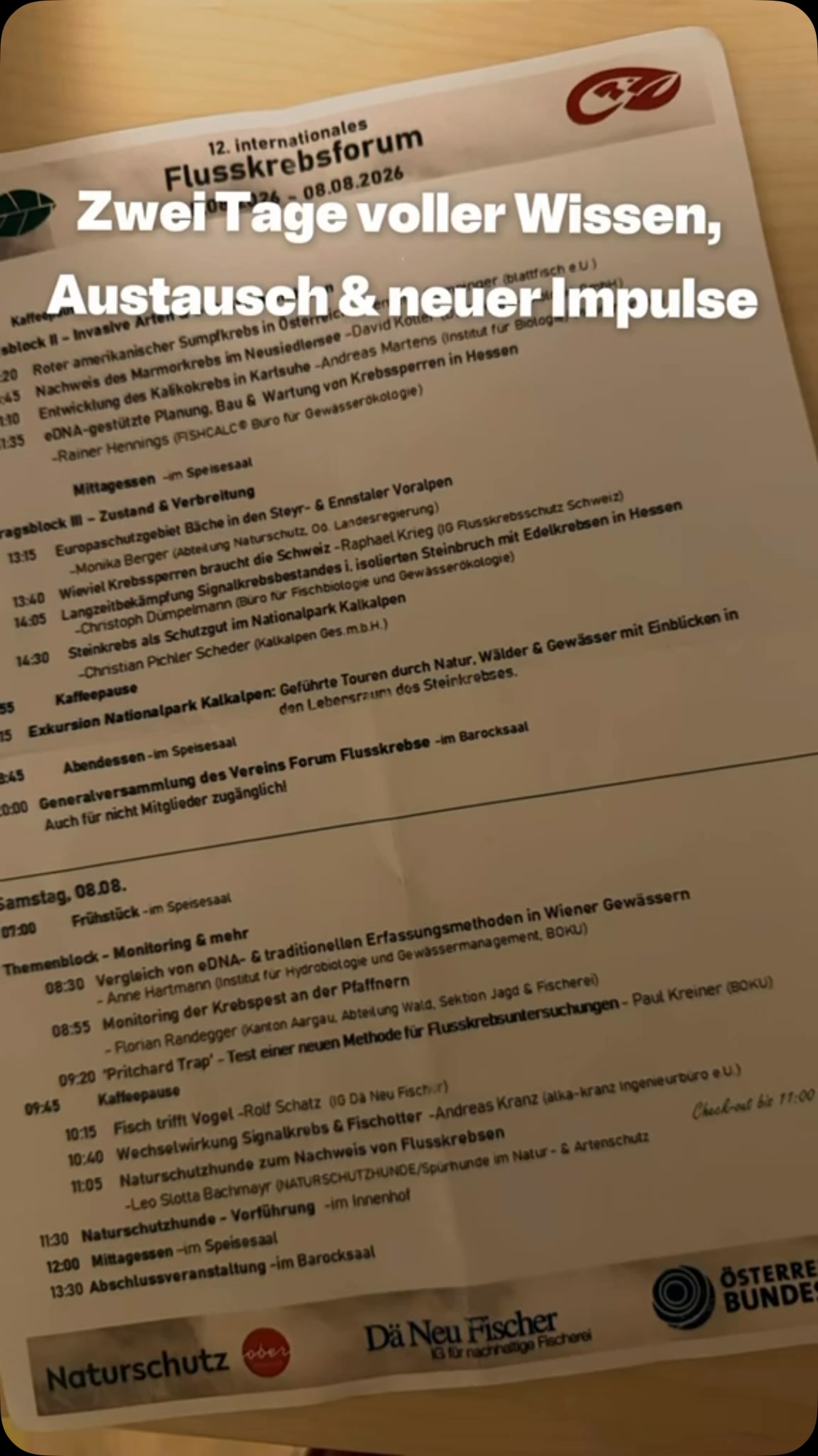 Das Internationale Flusskrebsforum in Spital am Pyhrn war für mich unglaublich spannend und inspirierend! 🦞🌿
Ein großes Dankeschön an das Team vom Büro Blattfisch für die großartige Organisation. Ich habe unglaublich viel gelernt, tolle Menschen kennengelernt und war begeistert davon, wie viele spannende Projekte und Ideen es rund um Gewässer- und Artenschutz gibt.
Besonders gefreut hat mich natürlich auch der Beitrag von Leo und den Naturschutzhunden 🐕🌿. Vorgestellt wurde das Projekt zur Detektion von Steinkrebsen über Wasserproben – ein faszinierendes Beispiel dafür, welches Potenzial die Hundenase auch im Artenschutz hat und welche außergewöhnlichen Einsatzmöglichkeiten sich daraus ergeben können.
Und wenn eine Idee zunächst ein bisschen verrückt oder unmöglich klingt, gibt es von Leo eigentlich nur eine passende Antwort:
„Probier ma’s!“ 😄
Ich glaube, treffender kann man seine Einstellung kaum zusammenfassen. 💚