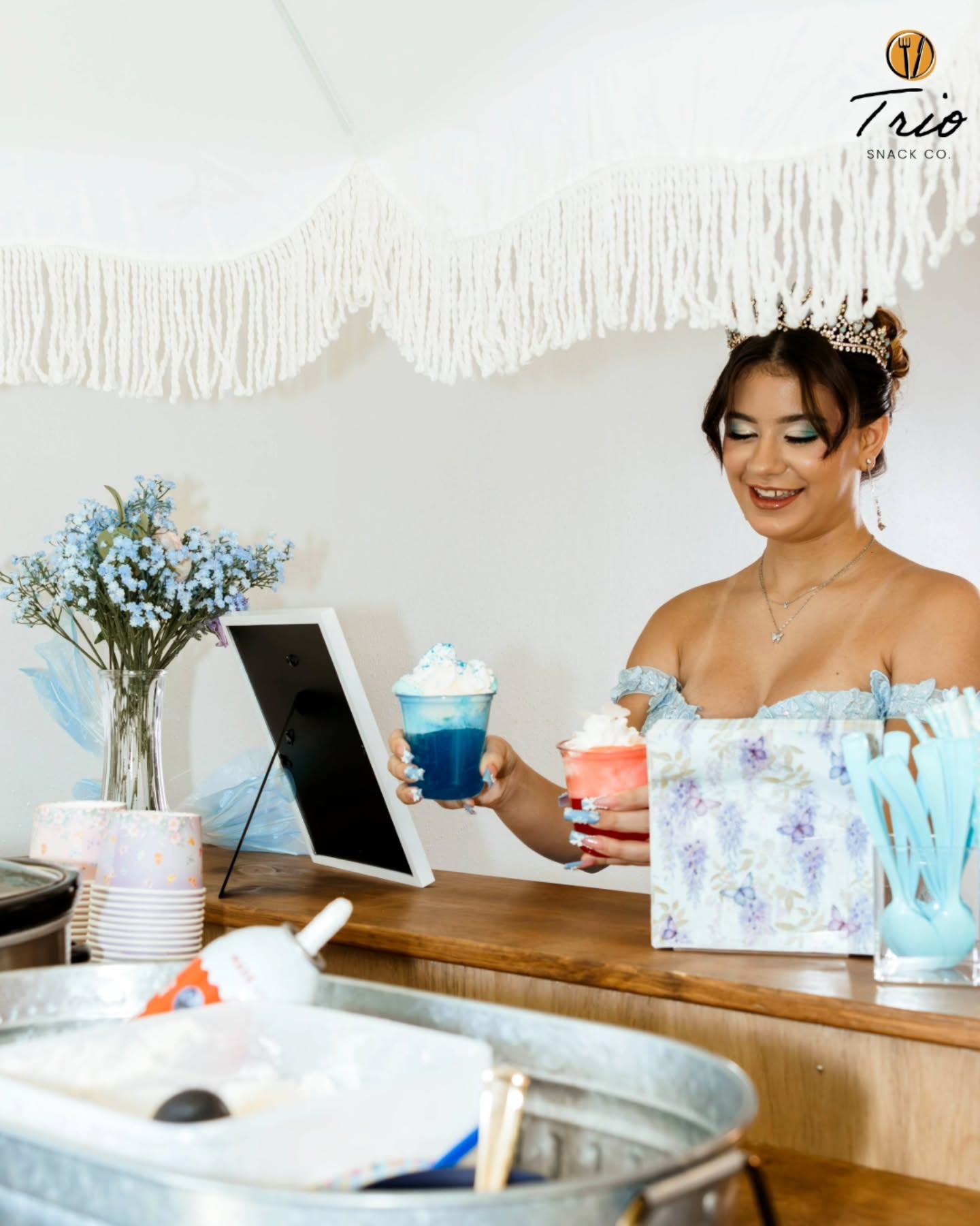 A little scoop, a little fizz, a whole lotta magic 🦋✨
.
Venue + Bar: @towneandgrace
Planner: @blissful.and.blessed_unions
HMUA: @karlaglamss
Florals + Linens: @casalunagardensdfw
Cake: @sweetboombakery
Stationary: creacionessinlimites
Sign, Stir Sticks, Necklaces: @rakreations
Gazebo Draping: @luna.n.soul.events
Gazebo Florals: @praisenpetals
Pink Sweetheart Couch: @oneshot_event_decorations
Custom Candles: @lumebotanique.co
Violinist: @catherinebeckmusic
DJ: @dj_angeleno
Catering: @hkccatering
Photobooth: @the_photobooth_lab
Elote Cart + Ice Cream Float Cart: @triosnackco
Coffee + Matcha Cart: @cafeconcorazon.coffeecart
Content @goldenbutterflyevents
Photo: @thegreenhauscreative
.
#SnackCart #PartyPlanning #Catering #Dessert #DFW
.
Trio Snack Co, Ice Cream Floats, DFW Events, DFWCatering, Sweet Treats, Dessert Bar