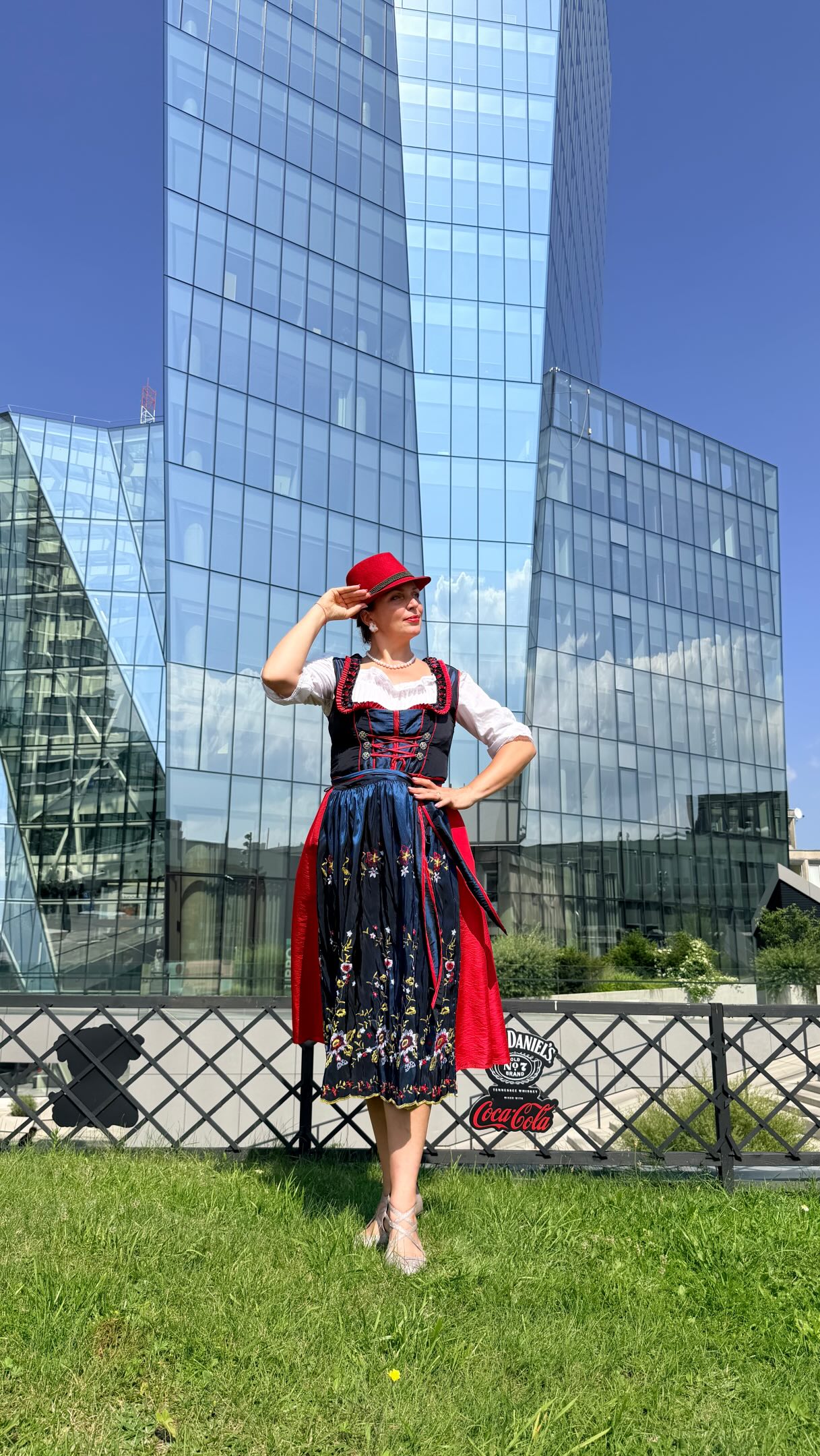Kaip kasdieniai Alpių gyventojų drabužiai tapo neatsiejama Oktoberfest įvaizdžio dalimi? 🍻
Šiandien taip gerai pažįstami „Dirndl“ ir „Lederhosen“ iš pradžių buvo Bavarijos ūkininkų ir medžiotojų kasdieniai drabužiai. Tik XIX a. pabaigoje kilmingosios damos susižavėjo Alpių kaimo stiliumi – kostiumai tapo puošnesni, atsirado šilkas, velvetas, nėriniai ir sidabrinės sagtys.
Užsukite į Tėja saloną išsirinkti savo Oktoberfest kostiumo!
#oktoberfest