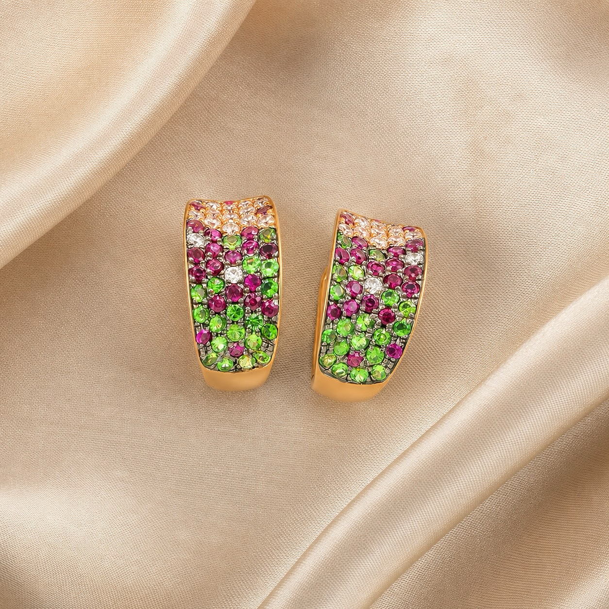 A radiant celebration of color, joy, and artistry presenting the Prism Glow Multicolor Gemstones Pavé Huggie Earrings. Handcrafted in warm 18k rose gold, these earrings come alive with rows of vibrant pavé-set gemstones in lush green emeralds, fuchsia pink sapphires, and sparkling white diamonds. Each stone is meticulously placed to create a dazzling mosaic of brilliance, echoing the vibrancy of life and the spirit of individuality.
Perfect for cocktail evenings, festive occasions, or adding a touch of bold glamour to your everyday look, these earrings capture the growing desire for jewelry that is expressive, playful, and unapologetically luxurious. Designed for women who love to stand out, they make a stunning statement whether worn solo or styled with other fine jewels.
✨ Exclusively handcrafted by Innaya Jewelry — your trusted fine jewelry store in Hong Kong for timeless gifts and modern heirlooms. Shop unique pieces from one of the top-rated jewelry stores in HK, perfect for gifting or keeping.
18K黃金「炫彩光華」多色寶石鋪鑲耳環 - 作為香港高評價珠寶店,我們的作品不論自用或送禮,皆完美契合。