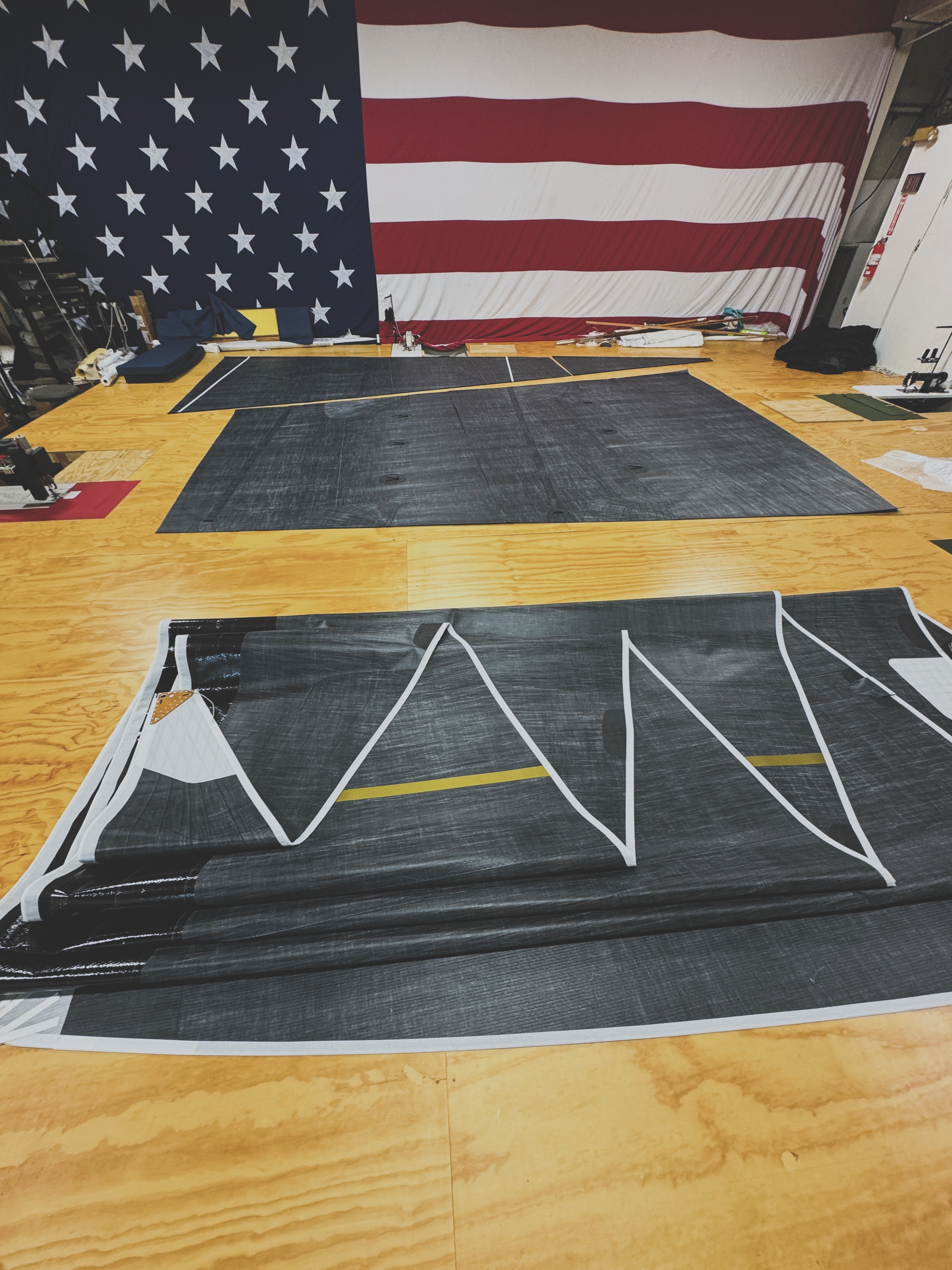 110 mainsail two ways
Hybrid Cruise
FLX crosscut laminate
Full tapered battens
Adjustable luff boxes
Reinforced patching
Wheeled luff cars
Race
FLX Crosscut laminate
Warp structured luff
2+3 battens
Rocket tensioners
Floating tack