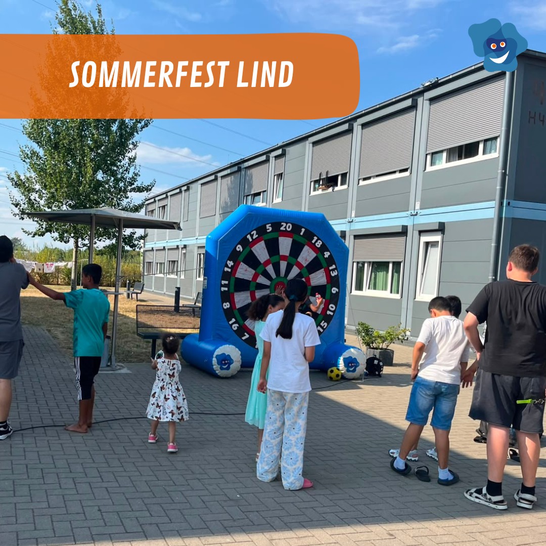 ☀️ Sommerfest in Lind! 🎯⚽
Am 16. Juli waren wir beim Sommerfest in Lind mit unserer Fußballdartscheibe dabei. Gemeinsam mit unseren Trainer:innen Svenja und Stefan konnten Kinder und Jugendliche ihr Geschick unter Beweis stellen und jede Menge Spaß haben. 😄
Seit Oktober 2023 sind wir am Standort Lind aktiv. In Kooperation mit dem @roteskreuz_de findet unser Training jeden Dienstag von 16:00 bis 18:00 Uhr statt. Ein Ort für Bewegung, Gemeinschaft und viele schöne Erlebnisse. 🤝
Ein besonderes Highlight des Tages spielte sich hinter den Kulissen ab: Kurz vor dem Einsatz ging die Luftpumpe unserer Fußballdartscheibe kaputt. Kurzerhand machte sich Svenja auf den Weg zum Toom-Baumarkt in Troisdorf. Dort nahm sich ein Mitarbeiter Zeit, reparierte die Pumpe kostenlos, nachdem er erfahren hatte, dass sie für ein Sommerfest von Kindern und Jugendlichen gebraucht wird.
Ein herzliches Dankeschön an das Team vom @toombaumarkt Troisdorf für diese spontane und hilfsbereite Unterstützung, ohne euch hätte unsere Fußballdartscheibe an diesem Tag wohl nicht einsatzbereit gewesen. 💙🧡
Danke an alle, die das Sommerfest zu einem gelungenen Tag gemacht haben. Wir freuen uns schon auf das nächste Mal! 😊
#KIDsmiling #BewegungVerbindet #Jugendarbeit #GemeinsamStark #Lind