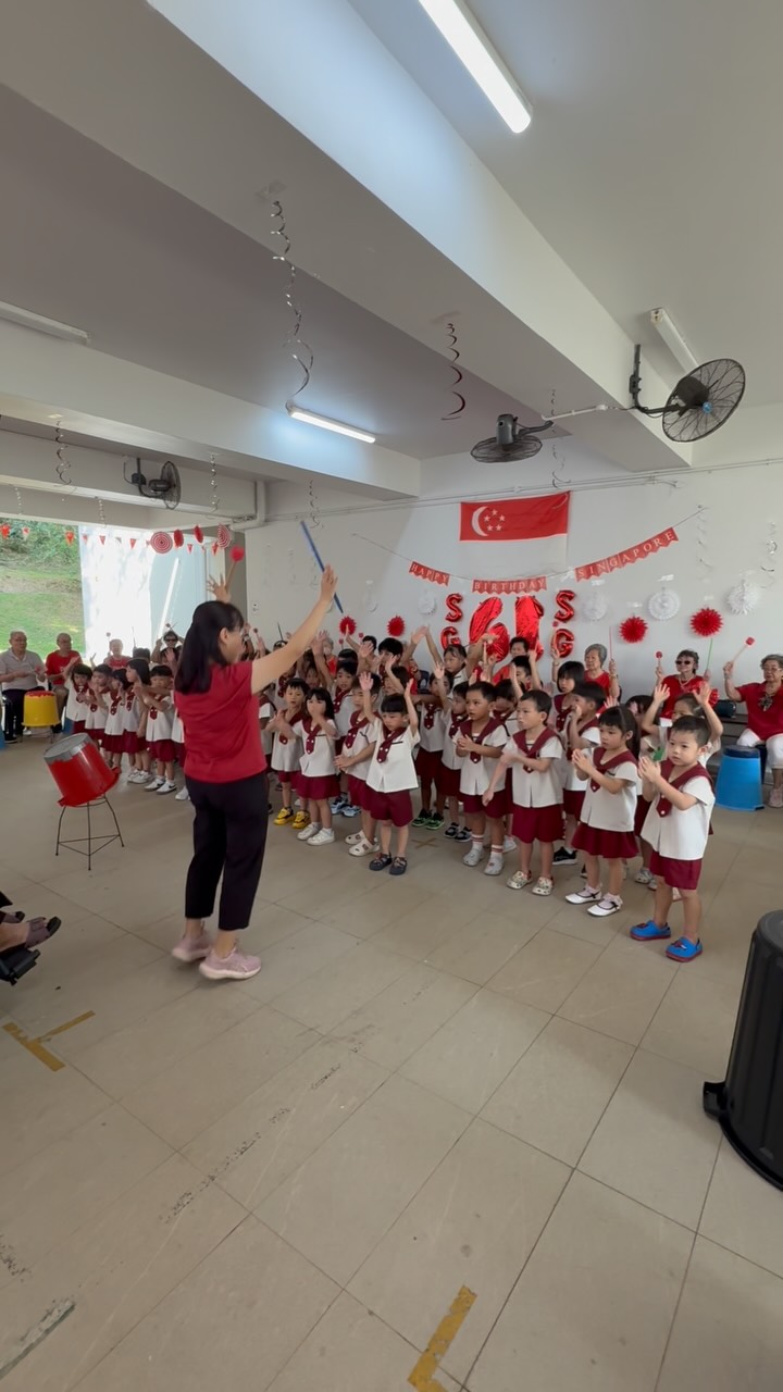 𝗚𝗲𝗻𝗲𝗿𝗮𝘁𝗶𝗼𝗻𝘀 𝗶𝗻 𝗛𝗮𝗿𝗺𝗼𝗻𝘆: 𝗔 𝗝𝗼𝘆𝗳𝘂𝗹 𝗦𝗶𝗻𝗴-𝗔𝗹𝗼𝗻𝗴 𝘄𝗶𝘁𝗵 𝗦𝘂𝗻𝗹𝗼𝘃𝗲 𝗦𝗲𝗻𝗶𝗼𝗿𝘀 🥁🎶
Our children had a meaningful time performing alongside the seniors from Sunlove Senior Centre.
As the seniors played lively drum beats, the children joined them in singing the National Day songs, creating a joyful performance filled with music, smiles and togetherness.
Through singing and performing together, this intergenerational experience gave our children the opportunity develop empathy, respect and a stronger sense of belonging.
We are grateful to Sunlove Senior Centre for this wonderful opportunity to learn, collaborate and create special memories together.
#applelandplayhouse #sunlove #ndp2026 #sgpreschool #sgmummy