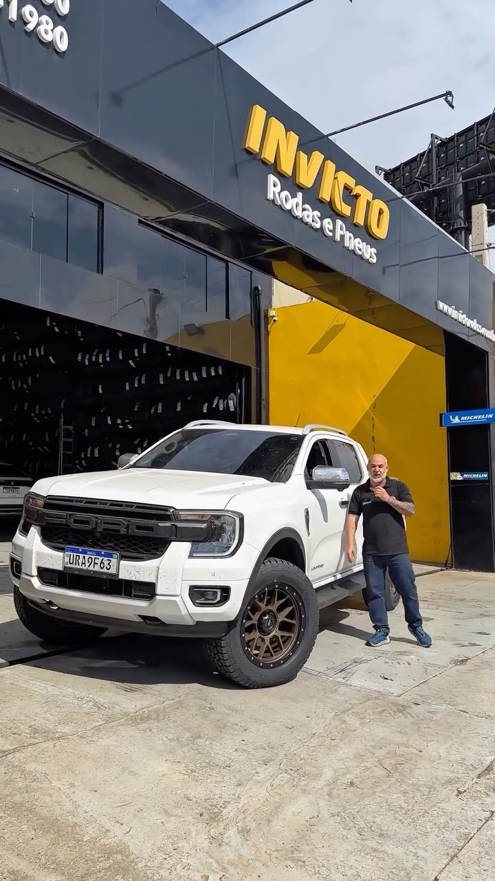 FORD RANGER V6
🛞 Roda RAW SPOW132 Satin Bronze With Lip Black
• Medida: 20x9,0
• Furação: 6x139,7
• Offset (ET): 0
• Cubo (CB): 106,1 mm
➡️ Acabamento Satin Bronze com Lip Black, trazendo um visual agressivo, sofisticado e exclusivo para a Ranger V6.
🛞 Pneu Yokohama Geolandar A/T4
• Medida: 285/60 R20
• Índice: 125/122S LT
• Etiqueta: F/B (77 dB)
➡️ Conjunto All Terrain desenvolvido para entregar resistência, tração e desempenho tanto no asfalto quanto no off-road.
⬆️ Acessórios e Personalização
• Calço dianteiro de 1 polegada
• Porca esportiva preta
• Anel de alumínio SM
• Pintura dos freios em preto acetinado
🔧 Serviços Realizados
• Alinhamento
• Balanceamento
✨ Um projeto completo, combinando presença, robustez e acabamento premium para deixar a Ranger ainda mais imponente.
📍 Invicto Rodas e Pneu
📞 (16) 3771-2800
🙏 “Com Deus à frente, cada conquista se torna ainda mais especial.”
#InvictoRodasEPneu #FordRanger #RangerV6 #RAWWheels #SPOW132 Yokohama