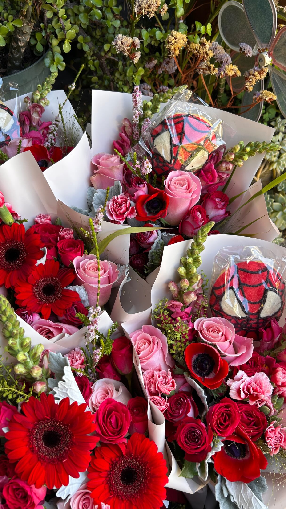 We’ve gotten lots of questions asking why we don’t have our concha bouquets available for daily purchase, the truth is we would love to! We think they’re the cutest!!! But realistically in order to keep the conchas edible and fresh, they need to be baked that same day! It’s all about planning and coordinating with our different schedules for our two separate businesses, whenever we have our concha bouquets available we will always let you know 💗🌷🌸🤍
If you see them available for order send us a DM, call us, place an order to secure yours ❣️