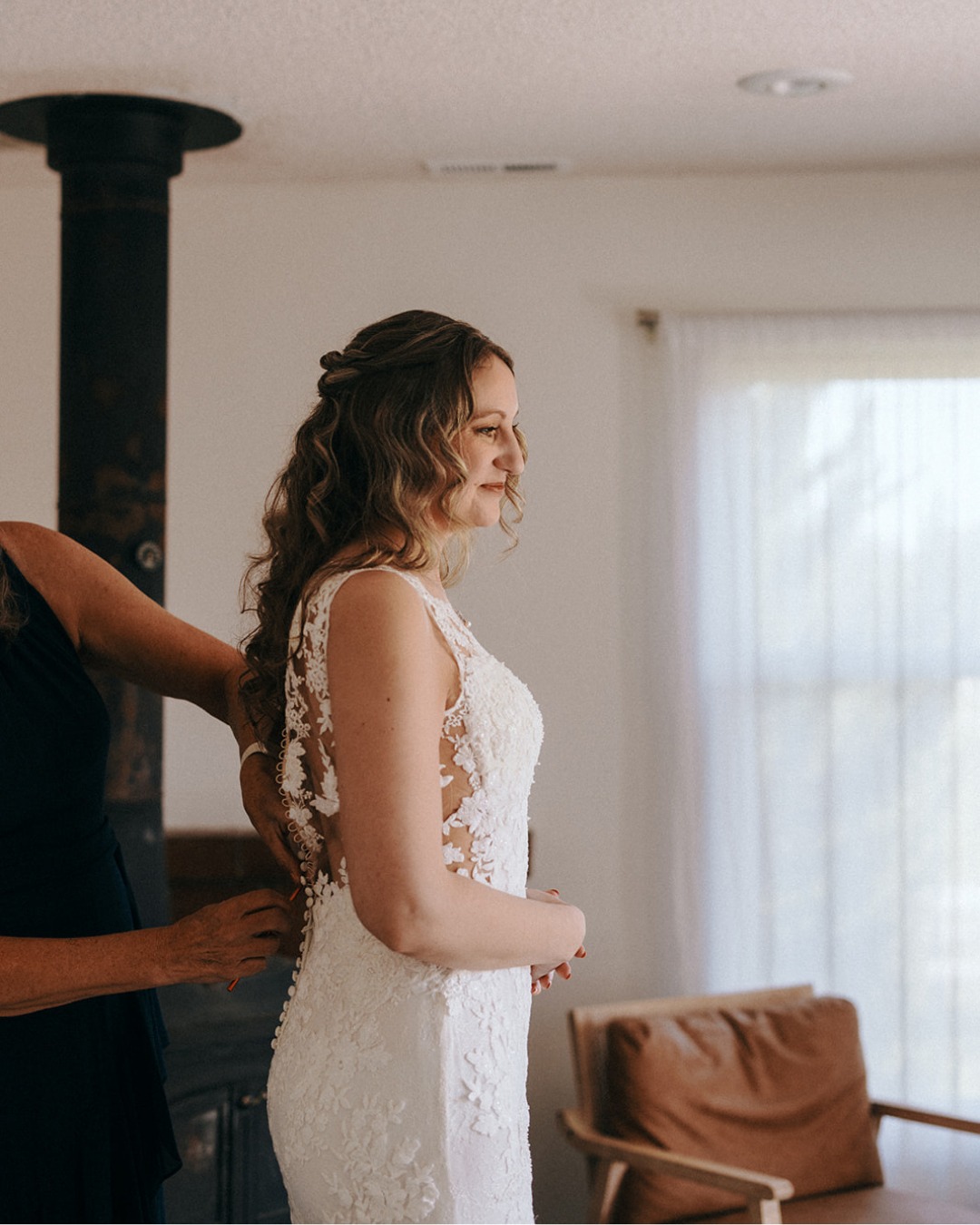 Some of the sweetest wedding memories happen before you ever walk down the aisle. π€ The quiet moments, the happy tears, the laughter with your favorite people. We're honored to be a part of that.
Hair and makeup by our talented artist, Nichole. β¨
π @cedarvalleyforest
πΈ @clayandmaggieswanson
π @truesociety
#kansascityweddings #weddingartists #kansascity