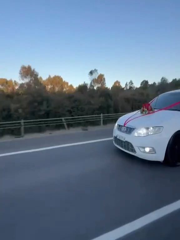 Here comes the bride!!!
Pretty impressed with my flowers and ribbons holding on at a lot faster than the recommended 50km/h 😂
Yes, we do car flowers! Swipe through to see some of the different styles I’ve created in the past.
And the flowers on the red vintage car? One of my very first car bonnet arrangements, back in 1995 in Europe, when I was still working with fresh flowers.
#weddingcarflowers #weddingcarstyling #melbourneweddingflorist #fauxweddingflowers #melbourneweddings