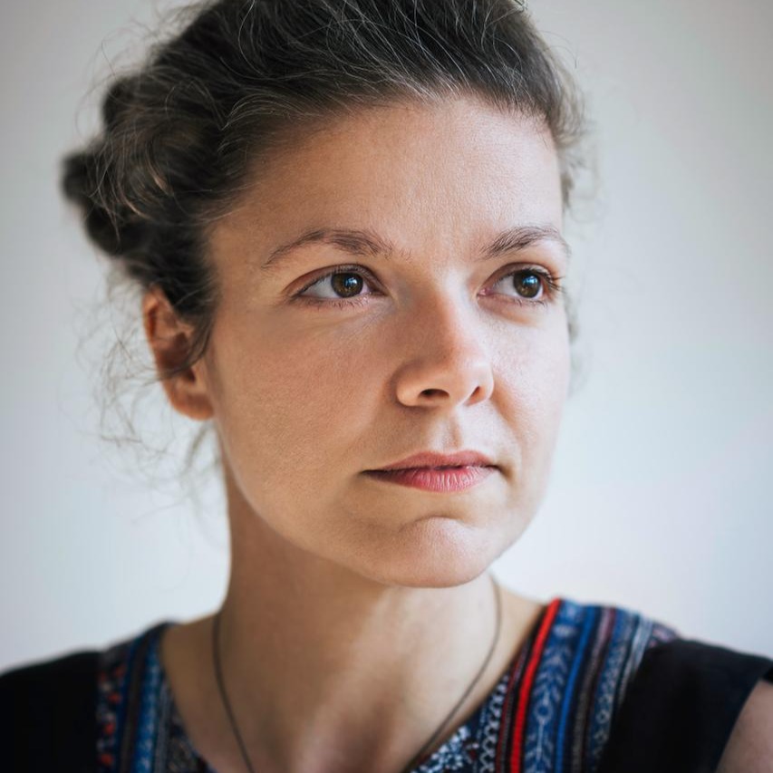 Wir freuen uns sehr,
euch unseren absolut einzigartigen,
viertägigen
Hochdruck Workshop
JAPANISCHER FARBHOLZSCHNITT -
MOKUHANGA
von und mit
RENATA DARABANT
Künstlerin, Druckgrafikerin
@rena_rains
anbieten zu dürfen! 🤩
Workshop Inhalt:
Der japanische Farbholzschnitt (Mokuhanga)
verbindet Präzision und Offenheit,
handwerkliche Klarheit und
poetische Bildfindung.
In diesem viertägigen Workshop steht der dialogische Prozess zwischen Zeichnung, Holz, Wasser, Farbe und Papier im Mittelpunkt.
Mokuhanga wird dabei
nicht als historische Technik vermittelt,
sondern als zeitgemäße, offene Druckpraxis,
die Raum für individuelle Bildsprachen lässt.
Ausgehend von eigenen Entwürfen erarbeiten die Teilnehmer:innen Schritt für Schritt einen mehrfarbigen Holzschnitt.
Behandelt werden dabei
alle zentralen Aspekte des Mokuhanga:
Bildkonzeption und Übersetzung
ins Druckverfahren,
Schneiden der Druckstöcke,
der Einsatz wasserbasierter Pigmente,
das Drucken mit dem Baren sowie
das präzise Zusammenspiel von Druckreihenfolge, Transparenz und Überlagerung.
Ein besonderes Augenmerk liegt auf dem manuellen Arbeiten, der bewussten Steuerung von Druck, Feuchtigkeit und Farbe sowie dem Lesen des Materials im Arbeitsprozess.
Der Workshop versteht Mokuhanga
als entschleunigte Drucktechnik,
die Konzentration, Genauigkeit und experimentelle Offenheit gleichermaßen fordert.
Fehler, Verschiebungen und Zufälligkeiten werden dabei nicht als Störungen, sondern als produktiver Teil des Prozesses begriffen.
Neben den technischen Grundlagen wird daher auch die Entwicklung einer eigenständigen künstlerischen Haltung zur Druckgrafik thematisiert.
Termin:
Freitag, 28. bis
Montag, 31. AUGUST 2026
Dauer:
4 Tage
10.00 bis 18.00
(inkl. Mittagspause)
Informationen:
https://www.druck-kunst-werkstatt.at
Wir freuen uns sehr auf dich und die
gemeisame kreative Zeit! 😍
Freue du dich auf das
einzigartige Flair in unserer
DRUCK KUNST WERKSTATT! 😍
#druckkunstwerkstatt #druckkunst #hochdruck #print #printpress #artistbook #analoglove #workshop #linolschnitt #japanischer farbholzschnitt #farbholzschnitt #mokuhanga #renatadarabant
