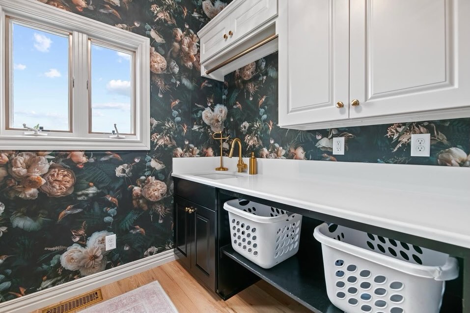 Don’t overlook the small spaces. A bold wallpaper can turn a simple powder bath or laundry room into one of the most eye-catching rooms in your home. ✨