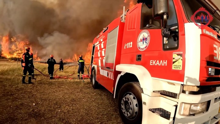Πέντε ημέρες συνεχούς επιχειρησιακής δράσης
Από τις 31 Ιουλίου έως και τις 4 Αυγούστου, η Ομάδα Εθελοντών Δασοπυροσβεστών Διασωστών – ΕΚΑΛΗ 2000 (Ο.Ε.Δ.Δ. – ΕΚΑΛΗ 2000), κατόπιν εντολής του Γενικού Γραμματέα Πολιτικής Προστασίας, κ. Νίκου Παπαευσταθίου, συμμετείχε καθημερινά, μέσω αποστολών της Πανελλήνιας Ομοσπονδίας Εθελοντικών Οργανώσεων Δασοπροστασίας – Πυρόσβεσης, στις επιχειρήσεις αντιμετώπισης της μεγάλης πυρκαγιάς στην Αττικοβοιωτία, συνδράμοντας το έργο του @hellenicfirecorps.official .
Συνολικά 23 πιστοποιημένοι εθελοντές της ομάδας μας συμμετείχαν στις επιχειρήσεις, επιχειρώντας με επαγγελματισμό, υπευθυνότητα και υψηλό αίσθημα προσφοράς, κάτω από ιδιαίτερα δύσκολες και απαιτητικές συνθήκες.
Την ίδια στιγμή, η ομάδα μας διασφάλισε την πλήρη επιχειρησιακή κάλυψη του τομέα ευθύνης της, διατηρώντας επιπλέον πυροσβεστικά οχήματα και εθελοντές σε ετοιμότητα για την άμεση αντιμετώπιση οποιουδήποτε συμβάντος εντός των ορίων του Καλλικρατικού Δήμου Κηφισιάς.
Για εμάς, η αποστολή δεν περιορίζεται μόνο στην ενίσχυση των μεγάλων επιχειρήσεων. Είναι εξίσου σημαντικό να παραμένει ασφαλής και η περιοχή που υπηρετούμε καθημερινά. Αυτό αποτελεί βασική αρχή της επιχειρησιακής μας λειτουργίας.
�