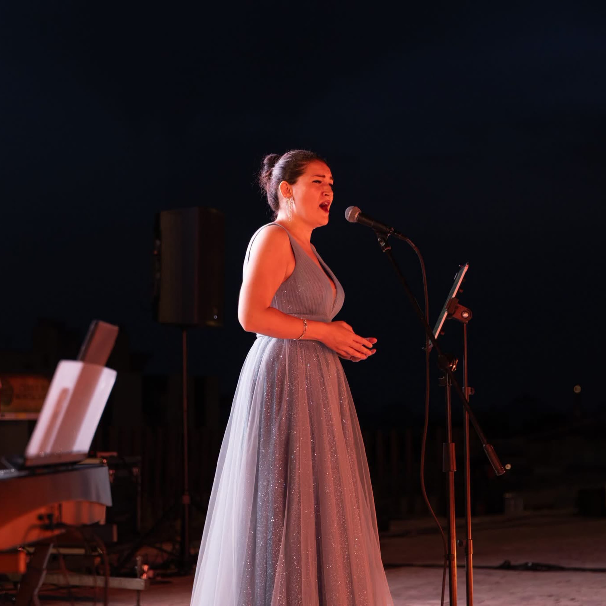 The opening night of my Festival Internacional de Adra Anna Moog at Cerro de Montecristo. ✨
I’m incredibly happy and proud to see how my festival continues to grow. This year we had three concerts, three very different evenings, wonderful artists, beautiful audiences and so many unforgettable moments.
None of this would be possible without the wonderful artists who bring their talent, energy and heart to this festival. I’m deeply grateful to every one of them. ❤️
Seeing an idea that started so personally becoming something bigger every year is very special to me. ❤️
A special thank you to @kawai_spain @kawaipianoseu for supporting our two open-air concerts with an e-piano and our Grand Gala Concert with a grand piano.
And this is only the beginning of my posts from this year’s festival 😃 I still have so many photos, videos and emotions to share. 🎶✨
#festivaldeadraannnamoog #CerroDeMontecristo #Adra #ClassicalMusic #artisticdirector