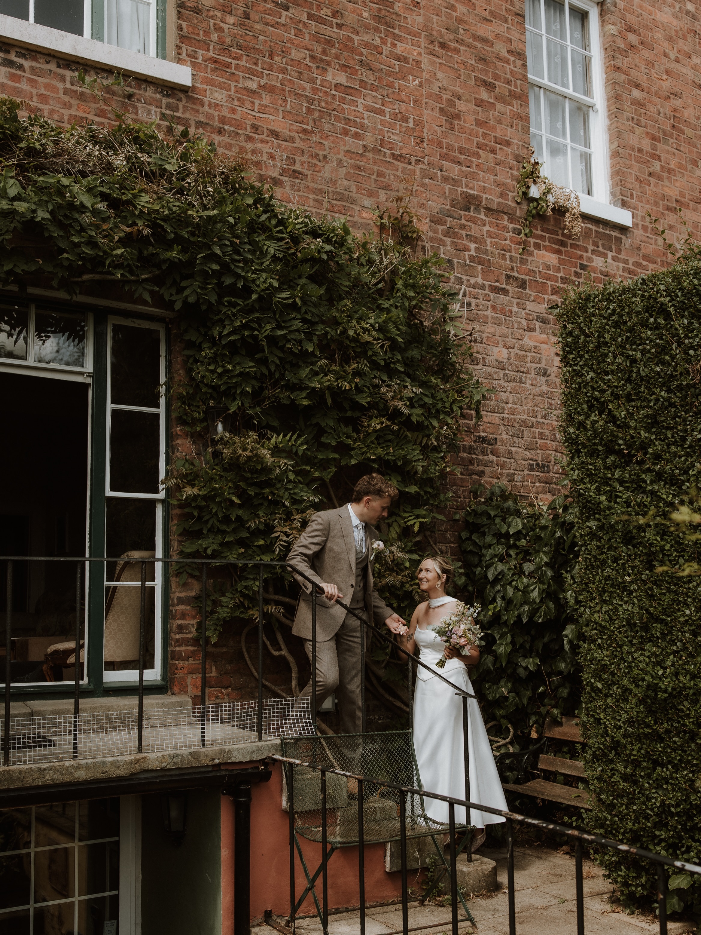 Getting invited to walk through someone’s house to use their garden for couple portraits was a new one ✨
Shrewsbury town is a beauty and full of the best kind of people!
Ellie & Sam 🧡
#weddingphotography #weddingportraits #townwedding #shrewsburywedding #weddingphotographer