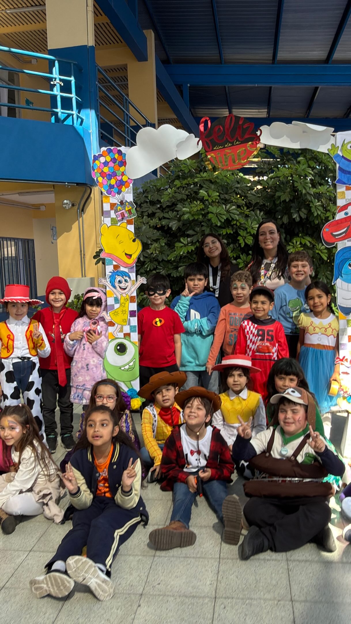 🌈✨ ¡Nunca dejes de jugar! 🎈🎬
Hoy nuestro colegio se llenó de colores, alegría, juegos y mucha imaginación para celebrar anticipadamente el Día de la Niñez bajo la temática de Pixar. 💙💛
Nuestros estudiantes disfrutaron de una jornada llena de actividades, concursos, risas y momentos para compartir, recordándonos que jugar también es una forma de aprender, crear y ser felices. 🥳🎮🌟
Y porque celebrar también es compartir, nuestra comunidad ISMA se sumó a una hermosa causa, realizando un aporte a Aldeas Infantiles SOS, llevando alegría y esperanza a otros niños y niñas. 💛
✨ “Nunca dejes de jugar”, porque en cada juego vive la imaginación, la amistad y la magia de ser niño. 🌈
#ModoISMA