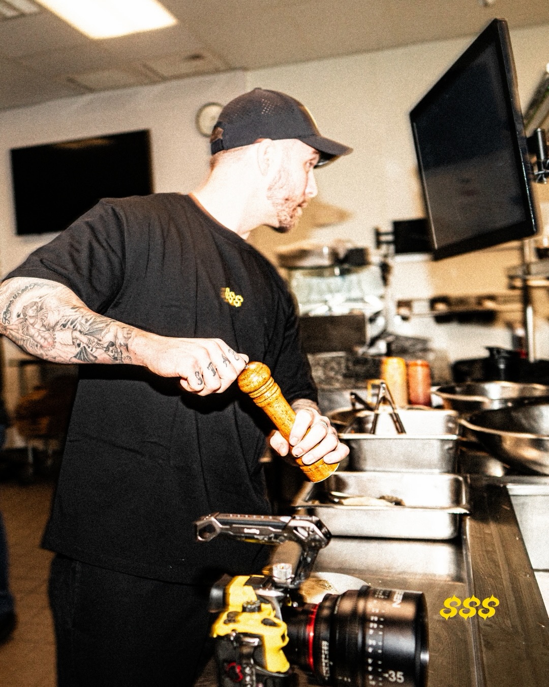 Off the menu $$$
@shtromstudio
SHTROM Creative
www.shtromcreative.com
#tamparestaurant #streetwear #fashionphotography