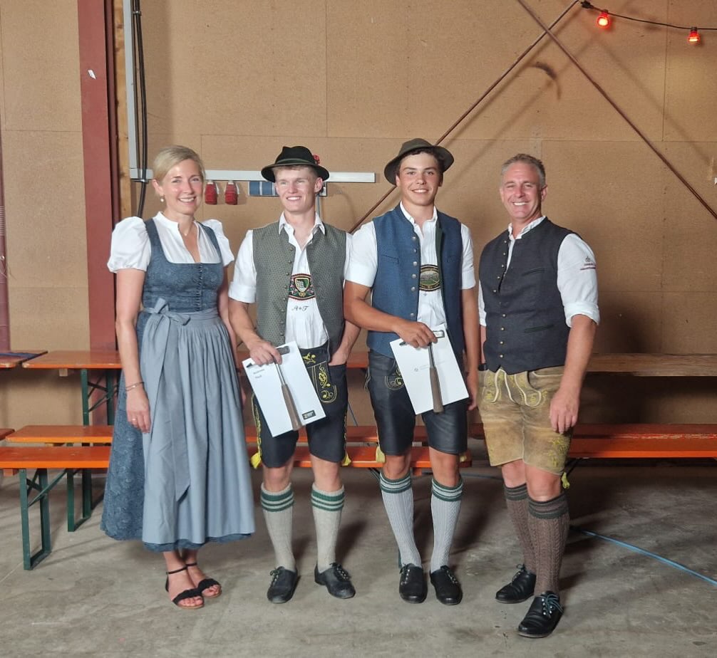 HERZLICHEN GLÜCKWUNSCH
zur Gesellenprüfung Marinus & Andreas🎉
Ihr habts as gschafft und seids jetzt offiziell ausglernte Zimmerer. A richtig starke Leistung – mia san stolz auf eich.👏🏽
Gestern ham ma des bei da Freisprechungsfeier gscheid gefeiert.🥳 Danke an @baumann_holzbau fürs Ausrichten – schee war’s bei eich!
#zimmerergeselle #miasanstoizaufeich #zimmererausbildung #zimmereiniederthanner #handwerk