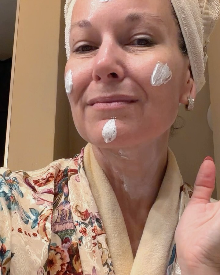 A little sneak behind the scenes of my latest PRP Facial and some of the questions I’ve gotten in my DMs. This is my third PRP and my face heals faster than it did after my first go around.
I absolutely love the products from @avene in my SOS Pack, Skin Barrier Recovery Routine. I use this for typically two to three days before moving back to my normal skincare routine.
To get your skincare back on track, call @theskingroup for a free consultation ❤️.
#theskingroup #skincare #prpfacial #avène