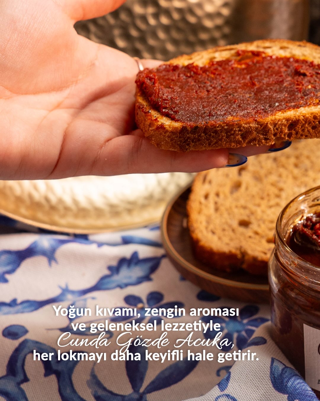 Cunda’nın sıcak sofralarına yakışan geleneksel bir lezzet…
Yoğun aroması ve cevizli dokusuyla acuka, kahvaltının en güzel detayları arasında .✨
