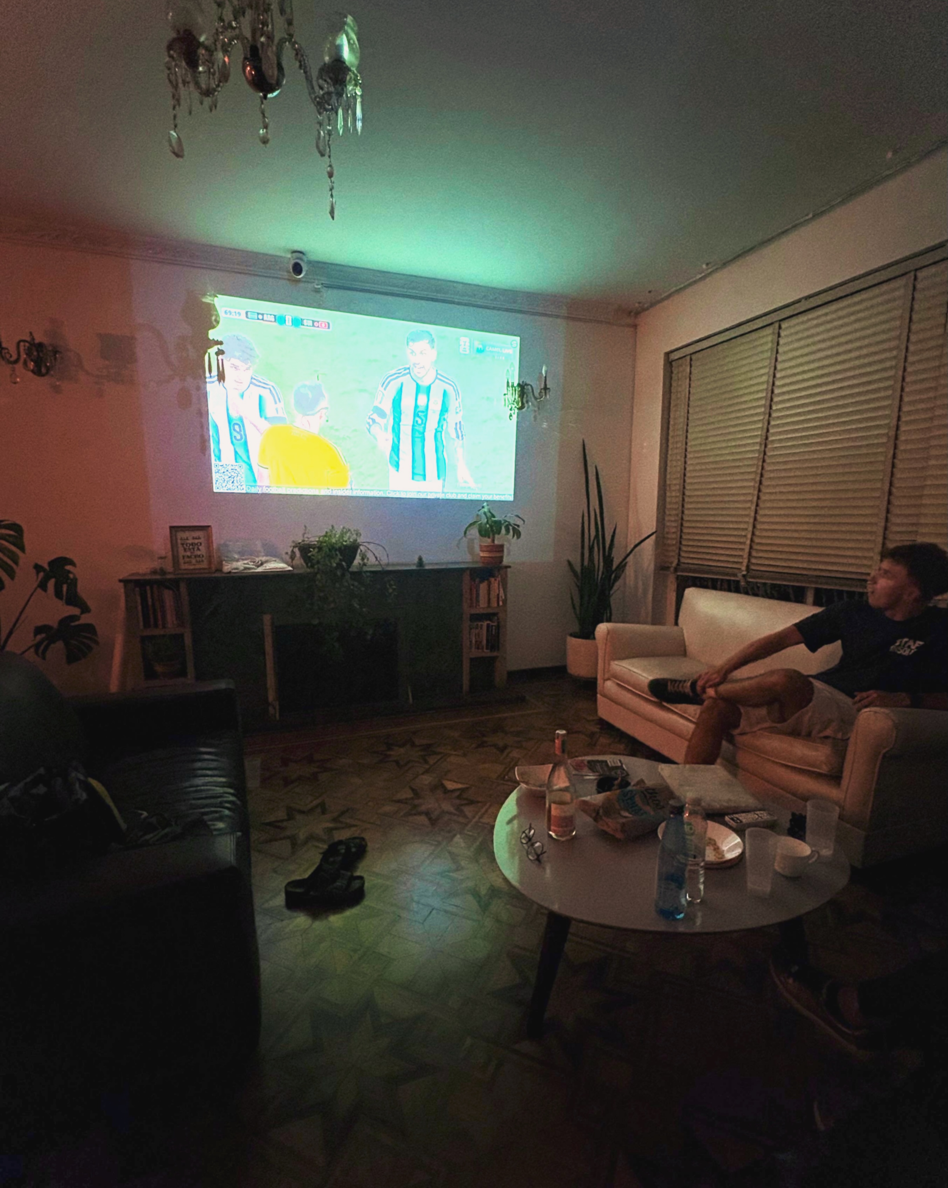 Some nights don’t need much to feel special.
A good movie, a game, a series, or simply the joy of sharing the couch. At La Soledad, the projector is always ready—the rest is up to the people who make the house feel like home. 💛
#LifeAtTabula #LaSoledad #ColivingBogotá
.
.
.
Hay noches que no necesitan mucho para sentirse especiales. Una buena película, un partido, una serie o simplemente el plan de compartir el sofá. En La Soledad, el proyector siempre está listo; el resto lo pone la casa. 💛 #TabulaRasacoliving