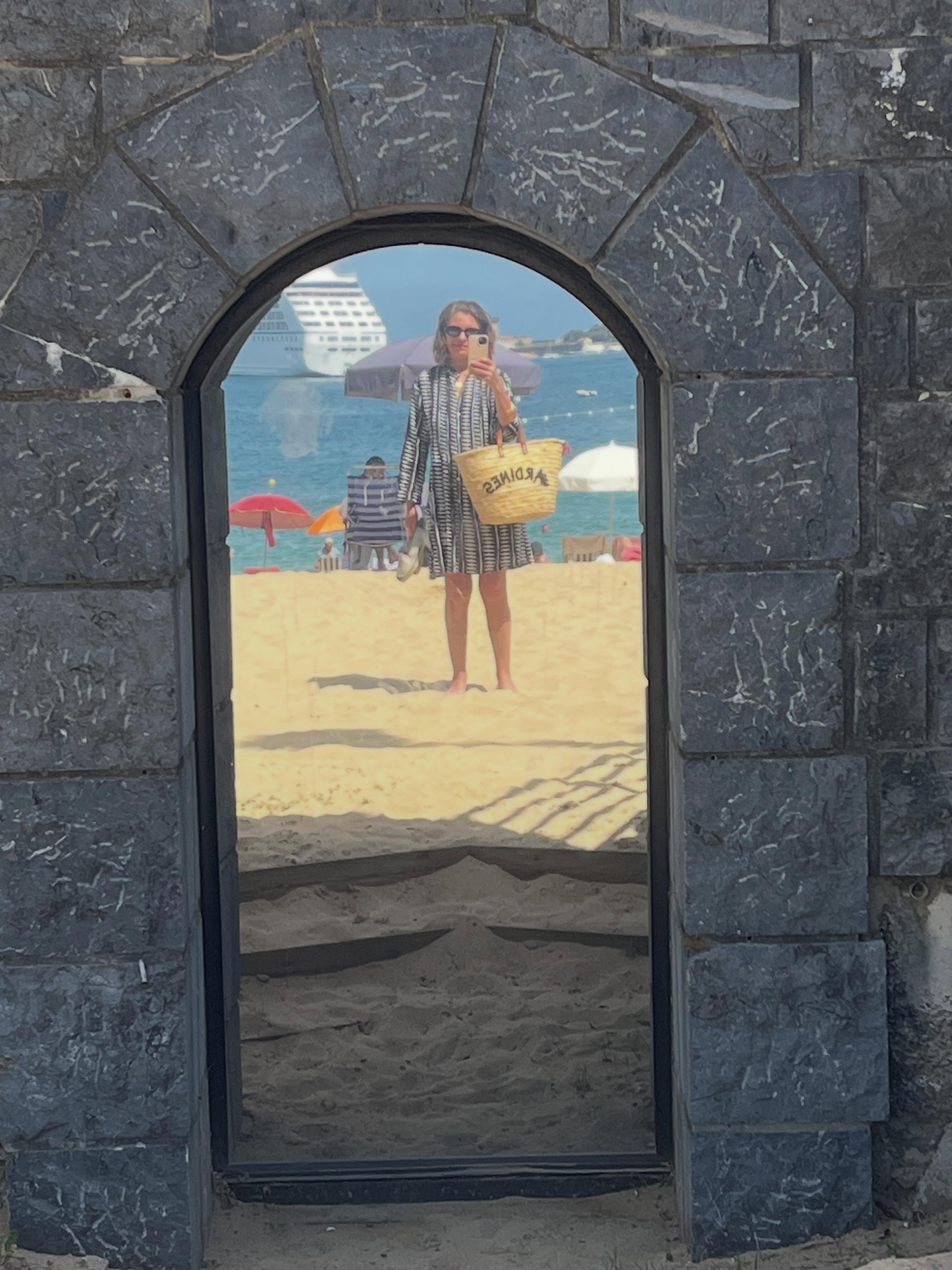 Surprise dans mon dos #saintjeandeluz #ponantcruises 😎😰comment a-t-il pu rentrer dans la petite baie!!