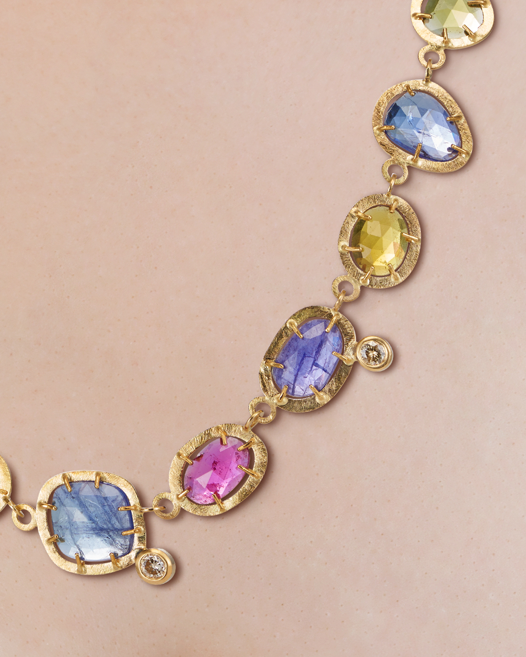 ✨ Dieses exquisite Collier von Bettina Fehmel vereint edelste Materialien zu einem harmonischen Meisterwerk. Warmes 750er und 900er Gelbgold trifft auf das faszinierende Farbspiel von Tansanit- und Turmalinrosen, akzentuiert durch das sanfte Funkeln brauner Brillanten. Ein Unikat, das Geschichten erzählt.
Necklace by Bettina Fehmel, 750 + 900 yellow gold, tanzanite roses, tourmaline roses, brown brilliant-cut diamonds.
#BettinaFehmel #Goldschmiedekunst #FineJewelry #Collier #Gelbgold750 #Gelbgold900 #Tansanit #Turmalin #Brillanten #HandmadeJewelry #Schmuckdesign #UnikatSchmuck #LuxuryJewelry