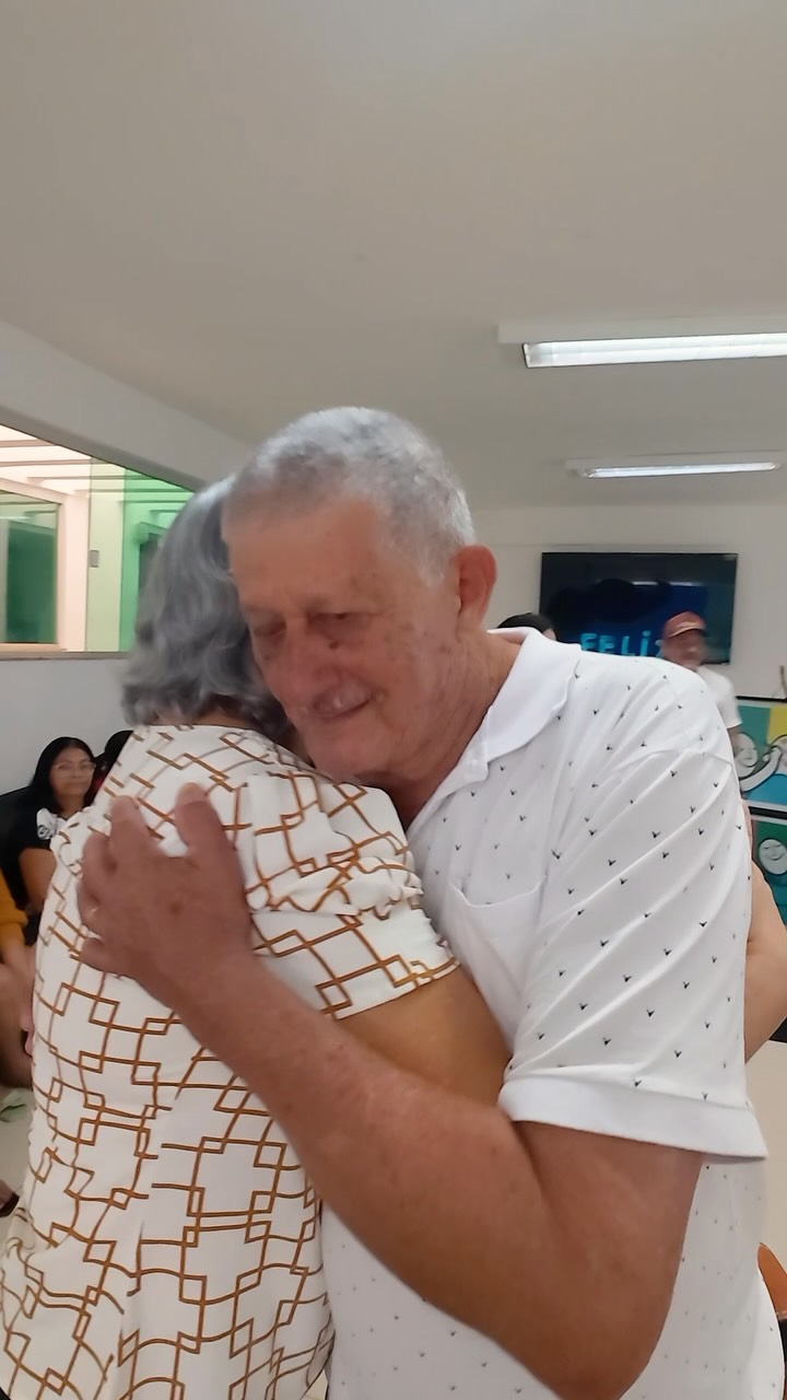 Neste Dia dos Pais, a Associação Presente preparou um momento para celebrar aquilo que, mesmo diante das dificuldades, continua sendo essencial: a vida e o amor que podemos viver dentro dela. 💛
Em uma dinâmica preparada com muito carinho pela nossa equipe, pais e filhos tiveram a oportunidade de olhar uns para os outros e transformar sentimentos em palavras. Vieram os agradecimentos, as declarações de amor, as lembranças, os abraços apertados e, claro, muita emoção. 🥹
Porque o câncer pode trazer dias difíceis, mas não pode nos fazer esquecer que a vida continua sendo um presente. E enquanto há tempo, há também oportunidade de dizer “eu te amo”, de agradecer, de abraçar, de criar uma nova lembrança e de celebrar quem temos ao nosso lado.
Foi assim o nosso Dia dos Pais: simples, verdadeiro e cheio de afeto. Um momento para guardar no coração. 💛
A todos os pais, especialmente aos que fazem parte da nossa família Presente, o nosso carinho e a nossa homenagem. Feliz Dia dos Pais! ✨