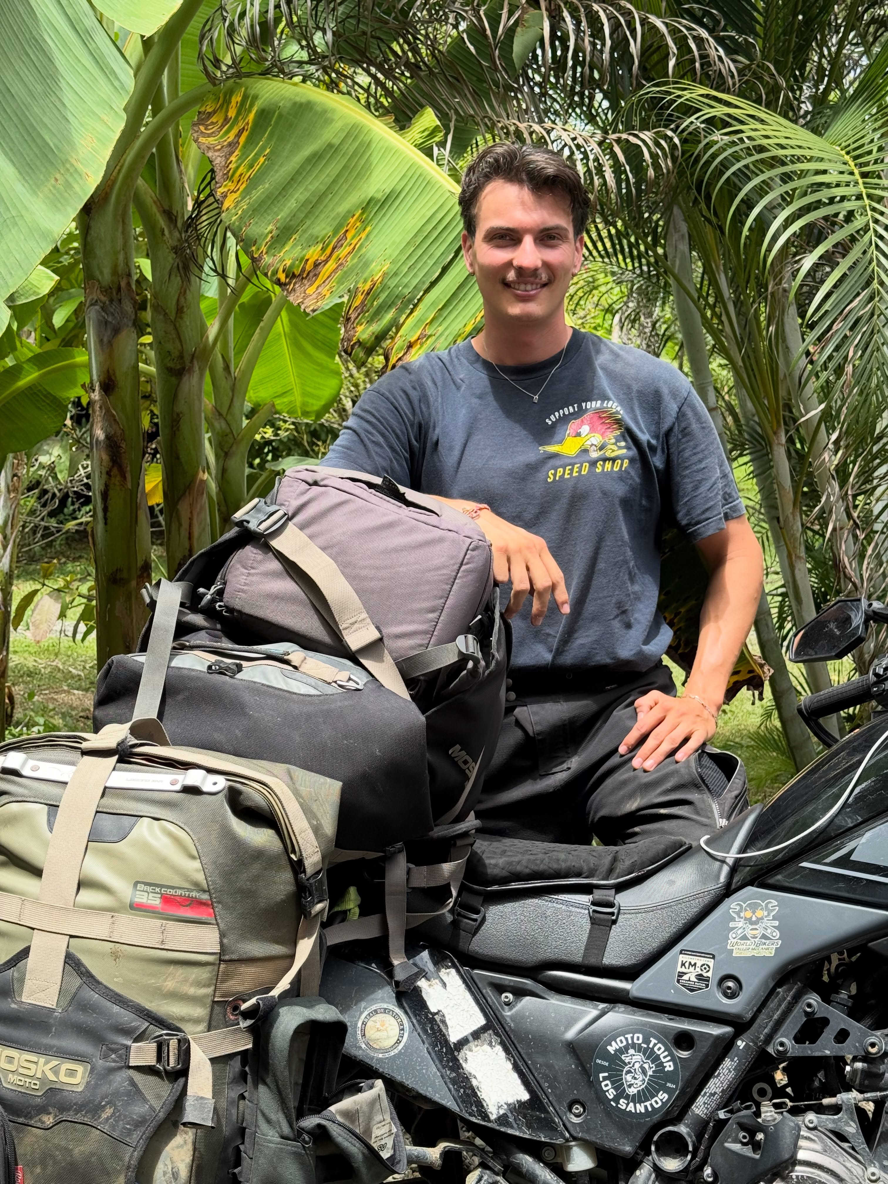 Meet Matt from the USA! 🇺🇸
He recently stopped at Donkey Sunrise and brought some extra atmosphere to the house by playing a few tunes on his guitar. Because some evenings on the road simply need good music, shared stories and a cold drink. 🧡
Matt is continuing his journey south and is currently looking for a travel mate to share part of the adventure with. 🙌🏻
Are you heading in the same direction? Find him on Instagram: @respectfulmother
—-
Remember: you don’t have to ride your motorcycle all the way to Colombia to experience it yourself.
Fly in and ride! 🇨🇴
We have motorcycles available for rent, and for longer adventures, we can help you buy and prepare your own motorcycle in Colombia.
Get in touch to learn more!