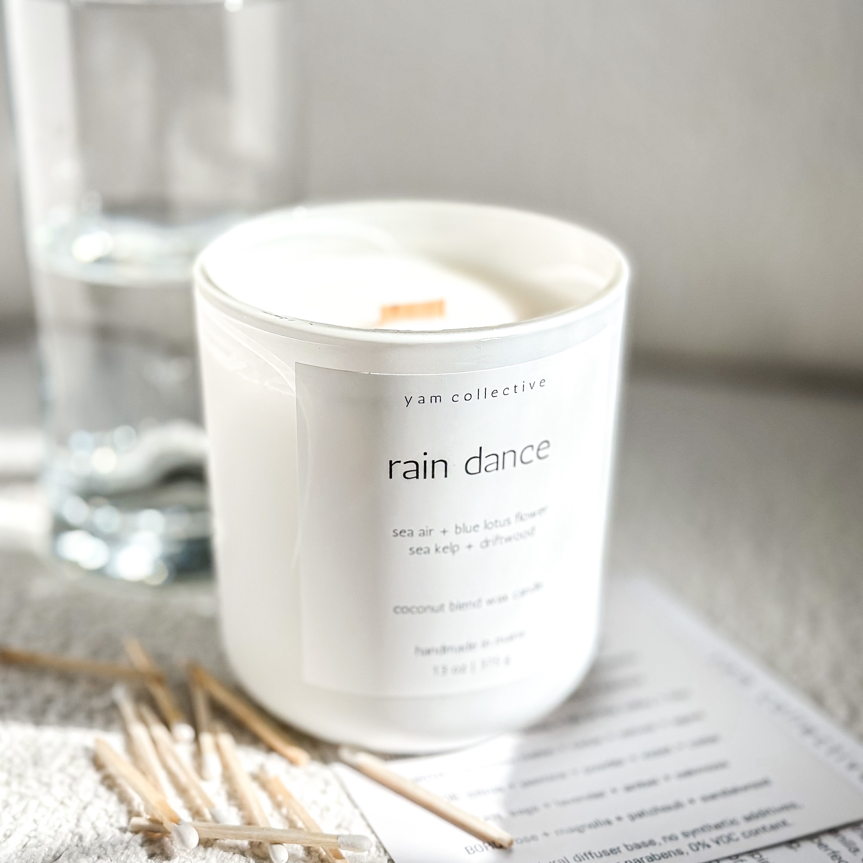 🌊 Meet your new escape to the coast.
Fresh sea air drifts through notes of blue lotus flower, sea kelp, and weathered driftwood—clean, airy, and effortlessly coastal. Like standing at the water’s edge with your toes in the sand and nowhere else to be.
Breathe in. Drift away. 🌊🪻
#YamCollective #CoastalCandle #SeaAir #BlueLotus #raindance