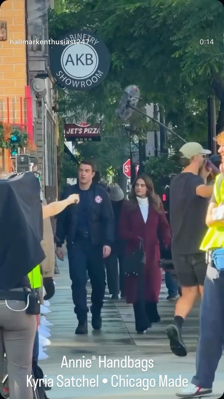 A little behind-the-scenes moment in Chicago 🎬🖤
Spotted on set: our Kyria Black Satchel during filming of Hallmark Channel’s Holiday Touchdown: A Bears Love Story.
There’s nothing quite like seeing Annie carried on set in our hometown. 🎬✨🏈
#AnnieHandbags #HallmarkChannel #HolidayTouchdown #ChicagoMade #BehindTheScenes
Video @hallmarkenthusiast247