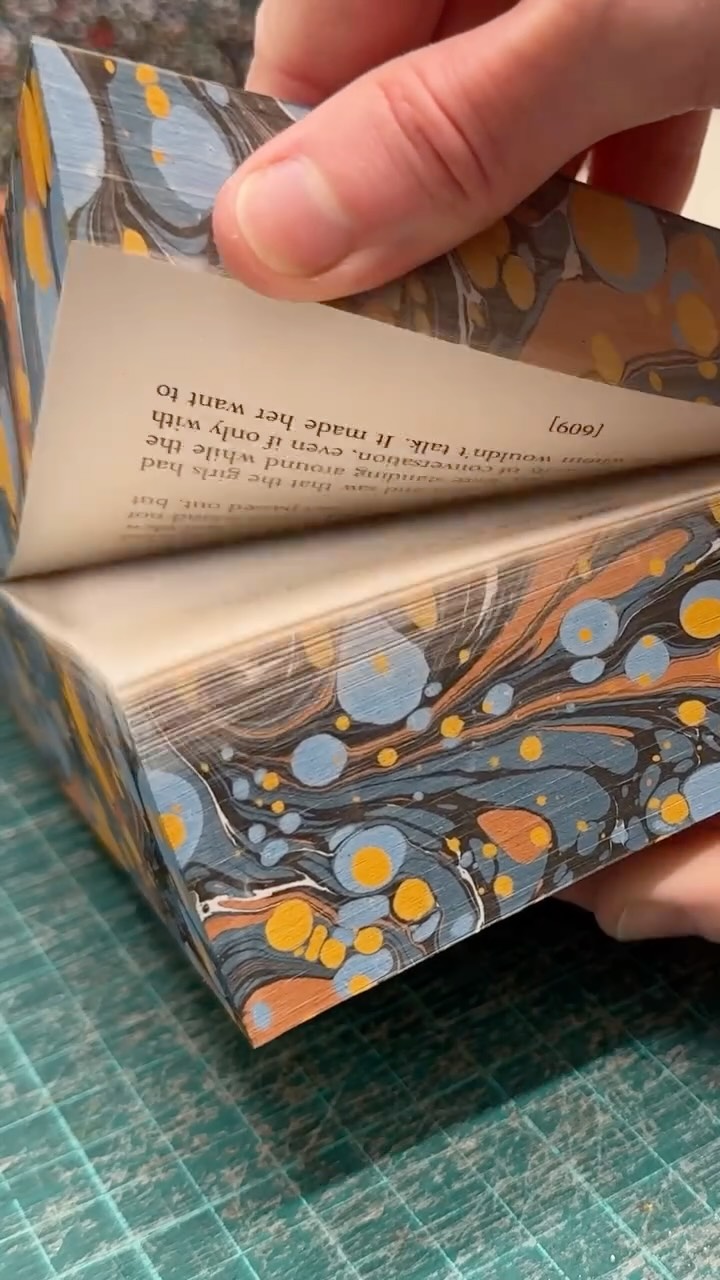 Which is your favourite book edge decoration?!