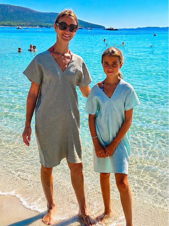 ☀️🌊 Les plus beaux souvenirs se créent les pieds dans le sable… 💙
Des instants précieux à partager, des éclats de rire, une mer turquoise et la douceur de nos robes en double gaze de coton.
Chez Mer Fille, chaque création est imaginée et confectionnée avec passion pour accompagner vos plus beaux moments en famille. ✨
Parce que les plus belles histoires se vivent ensemble… 💛
🌴 Créations artisanales en Corse
🩵 Robes mère & fille assorties
🪡 Fabrication à la main
🛍️ Retrouvez toute la collection sur mer-fille.com
#MerFille #MatchyMatchy #MereEtFille #MadeInCorse #DoubleGaze ModeArtisanale SlowFashion VacancesEnCorse MerTurquoise SaintCyprien PortoVecchio FaitMain CotonOekoTex