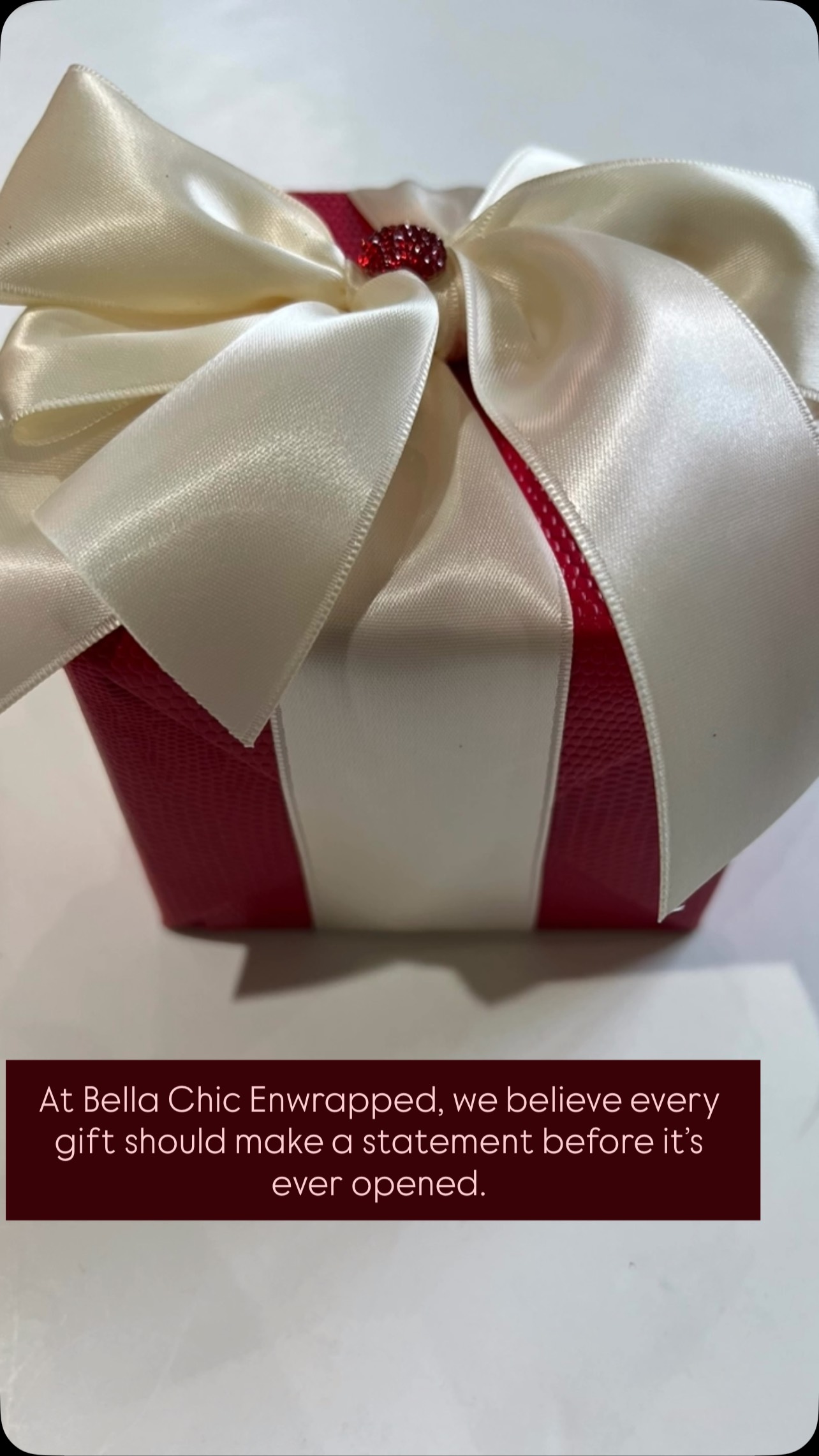 ✨❤️🤍 Timeless. Elegant. Unforgettable. ❤️🤍✨
Inspired by the classic beauty of red and cream, this custom gift wrap is the perfect touch for celebrating your Kappa pride with sophistication.
Because the best gifts truly come in small packages—especially when they’re wrapped with intention and luxury.
At Bella Chic Enwrapped, we believe every gift should make a statement before it’s ever opened. Hire a professional gift wrap designer and let us create a presentation that’s as memorable as the gift inside.
✨ Luxury Gift Wrapping • Custom Designs • By Appointment
#BellaChicEnwrapped #LuxuryGiftWrapping #KappaStyle #GiftWrappingDesigner #smallpackagesbigimpact