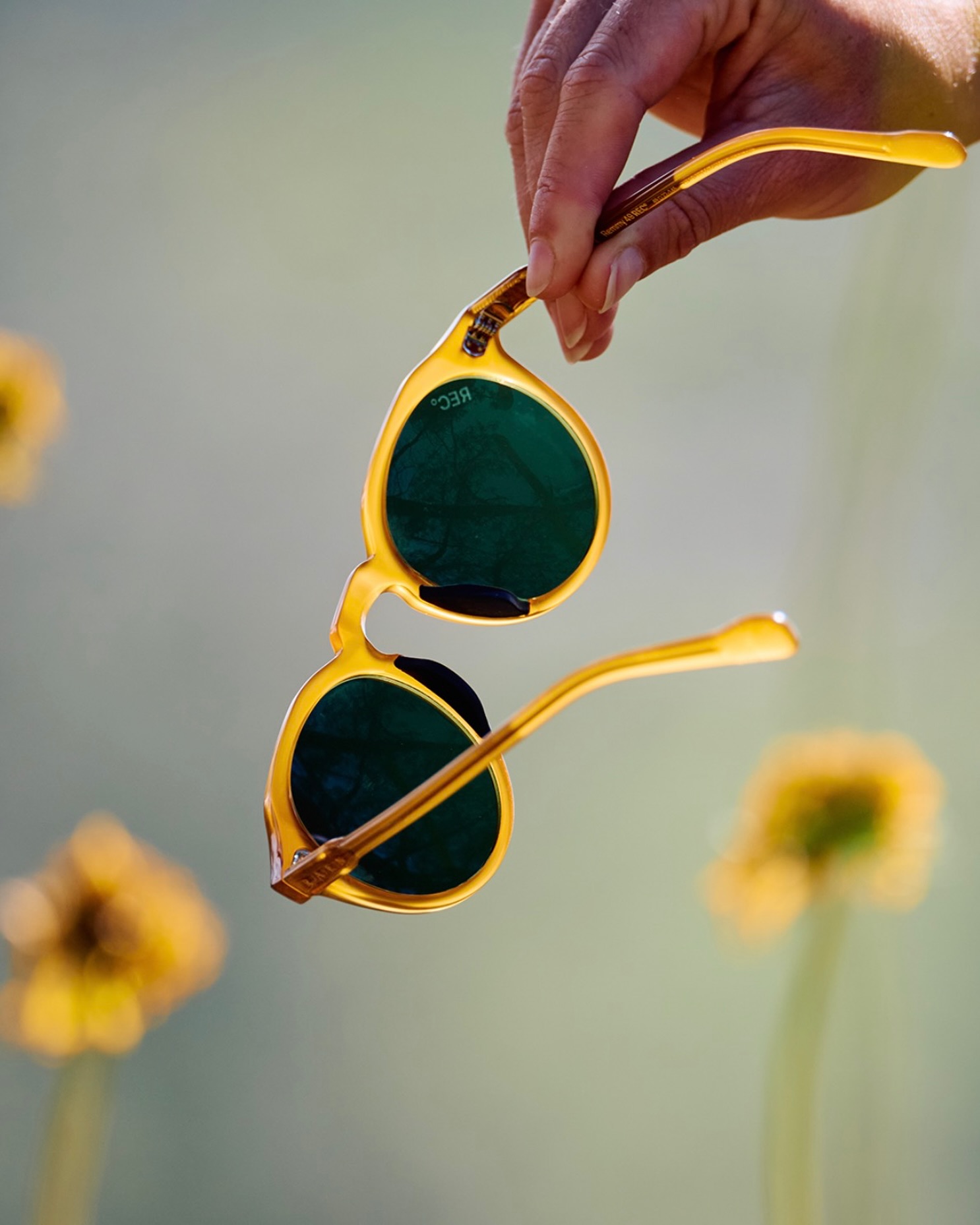 Exploring in @raen
Prescription sunglasses give you clear vision, UV protection, and effortless style for every sunny adventure ✨