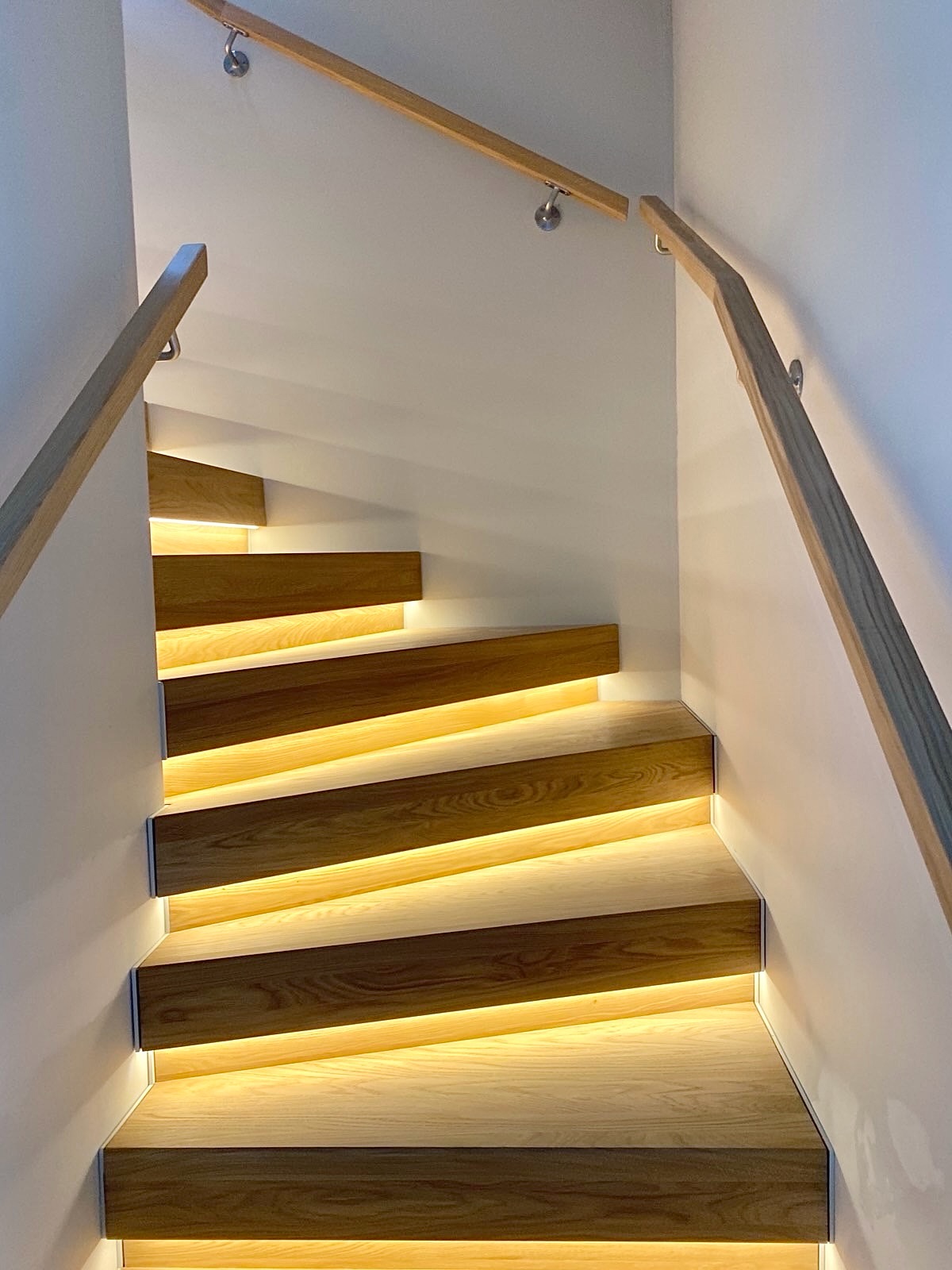 A closed oak wood steps staircase matching perfectly with the LEDs and almost invisible laser-cut steel construction 👏
#staircasefriday #stairsdesign #trapp #modernehus #modernehjem