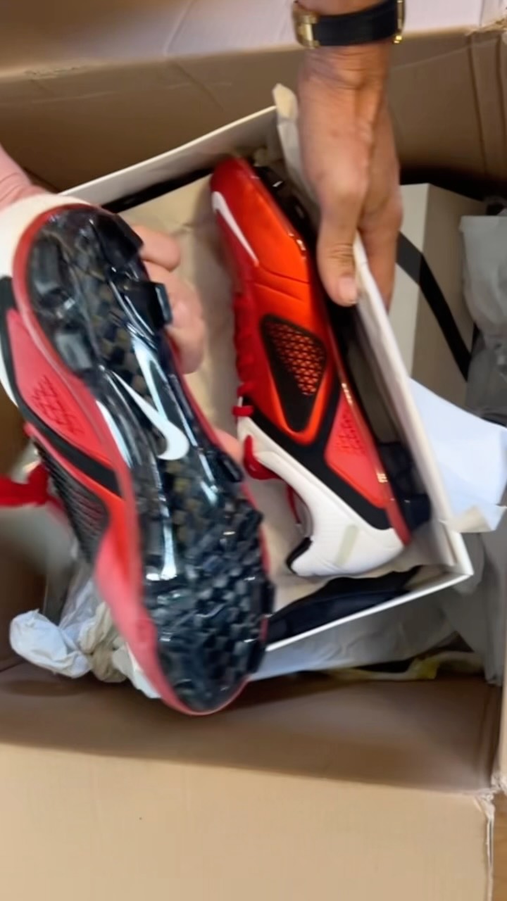 Come and unbox some ultra rare football boots with us - part two 2️⃣ 📦 😎 #retroboots #rareboots #unboxing #newstock