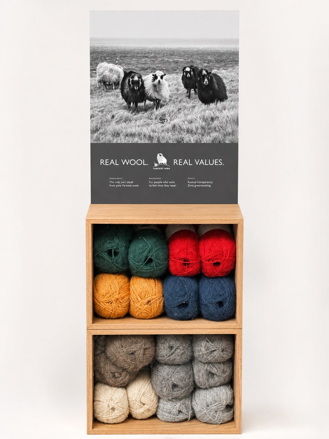 Neu bei uns im Regal. Und ehrlich gesagt: ein Garn, auf das wir ziemlich stolz sind. 🤍🐑
Es gibt Garne, die fühlen sich einfach anders an. Nicht, weil sie perfekt sein wollen – sondern weil sie echt sind.
Dieses Garn stammt von den Färöer Inseln, wo Schafe seit über 1.200 Jahren frei zwischen Meer, Felsen und Bergen leben. Ihre Wolle ist ursprünglich, robust und voller Charakter. Sie wird traditionell gewonnen, schonend verarbeitet und bewusst nicht ihrer natürlichen Eigenschaften beraubt. Genau das macht ihren besonderen Griff und ihre außergewöhnliche Langlebigkeit aus.
✨ 100 % naturbelassene Färöer Wolle
✨ 300 m / 100 g
✨ Ideal für Nadelstärke 4 mm
✨ 15 € pro Knäuel
Dieses Garn ist nichts für Menschen, die nach makelloser Perfektion suchen. Es ist für alle, die das Ursprüngliche lieben. Für alle, die beim Stricken spüren möchten, wo ein Material herkommt. Für Pullover, Tücher und Lieblingsstücke, die viele Jahre begleiten dürfen.
Und das Schönste?
Dieses Garn gibt es in Hamburg exklusiv bei uns im Seemannsgarn. 🤍
Komm vorbei, fühl den Unterschied selbst und verlieb dich vielleicht genauso wie wir.
#seemannsgarn #faroeseyarn #färöerwolle #purewool #knittersofinstagram strickenmachtglücklich slowfashion