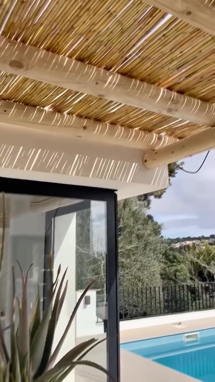 Creating shade, character and a place to slow down.
A handcrafted pergola made to become part of the home.
#Vivalavusta #pergola #carpintería #woodworking #costablanca