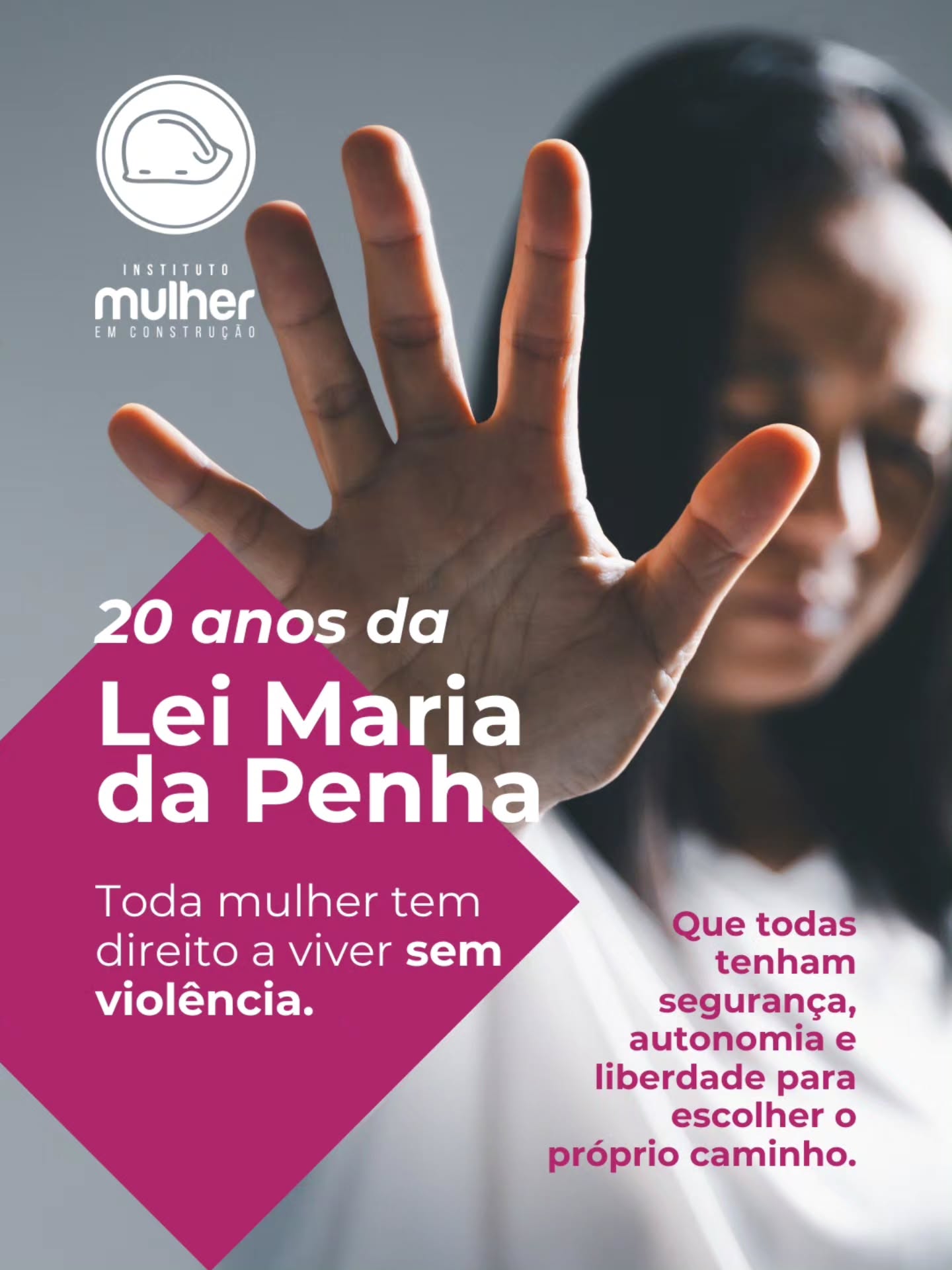 Há 20 anos, a Lei Maria da Penha mudou a história do enfrentamento à violência contra as mulheres no Brasil. Uma conquista que transformou a legislação, ampliou a proteção e colocou a violência doméstica no centro de uma responsabilidade que é de toda a sociedade.
Mas garantir uma vida sem violência também significa ampliar as condições para que mulheres possam fazer escolhas e construir seus próprios caminhos.
No Instituto Mulher em Construção, acreditamos no poder da qualificação, do trabalho e da geração de renda para fortalecer a autonomia das mulheres e abrir novas possibilidades de futuro.
Celebramos os avanços desses 20 anos com a certeza de que essa construção precisa continuar.
Por um país onde todas as mulheres possam viver com segurança, autonomia, dignidade e liberdade.
#20AnosLeiMariaDaPenha #AutonomiaFeminina #MulherEmConstrução