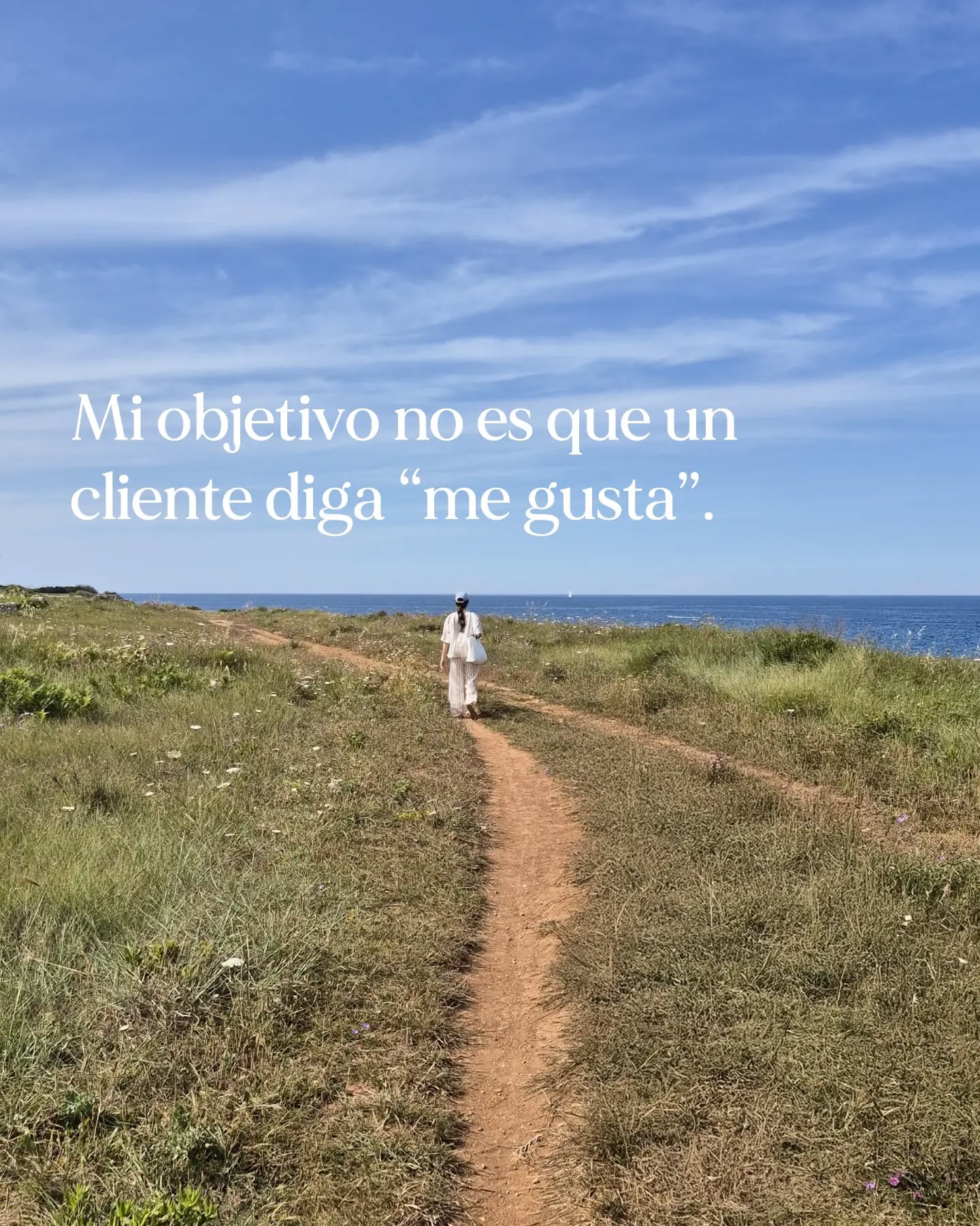 Hay algo que he aprendido diseñando marcas: una identidad puede verse increíble y aun así no ser la identidad correcta.
Porque el diseño no debería partir únicamente de lo que está en tendencia o de lo que visualmente nos gusta.
Debería partir de entender qué hace especial a una marca, qué quiere transmitir y cómo quiere ser percibida.
Y creo que ahí está una de las partes más bonitas de mi trabajo: encontrar la dirección que represente la esencia de tu marca correctamente.