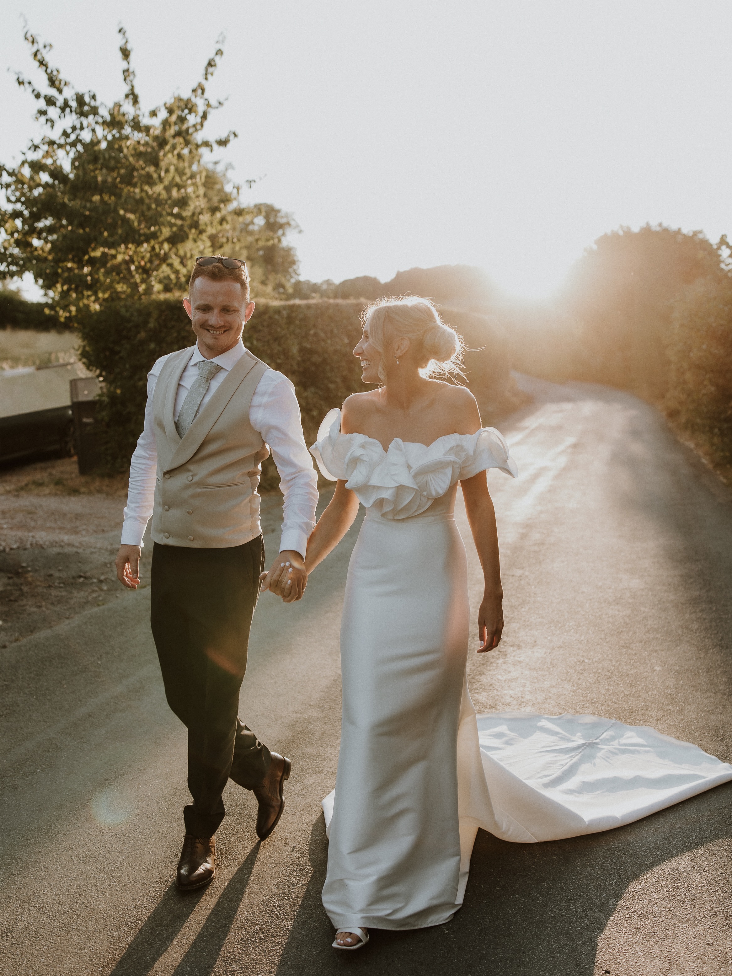 Chasing the sunset with Owen and Olivia 🧡
Photographer @lauren.williams.photography
Second shooter @nestalloydphoto
Dress @alongcameevebridal
Suits @peterposhsuit
Make up @jessica.jackson.makeup
Hair Vogue
Florist @wor_paula
Caterer @wildgarliceventcatering
Band @monstaballbanduk
#weddingphotography #sunsetwedding #weddingphotographer #northwalesphotographer #documentaryweddingphotography
