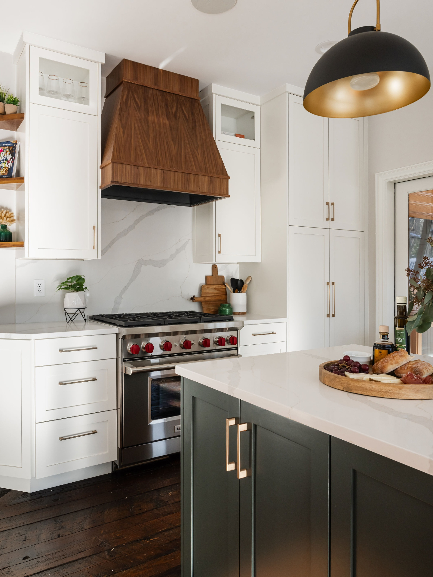 The wood tones in the Troendle Circle kitchen bring so much warmth to the space.
We carried the wood detailing from the hood to the flooring and even the live edge walnut countertop from @thewoodveenerhub.
Design: @mollyhowedesign
Build: @structioncontractingllc
Photography: @chelsielopez_whitelabel
#mhd #lovelyliving #wooddetails #hoodvent #liveedgewood