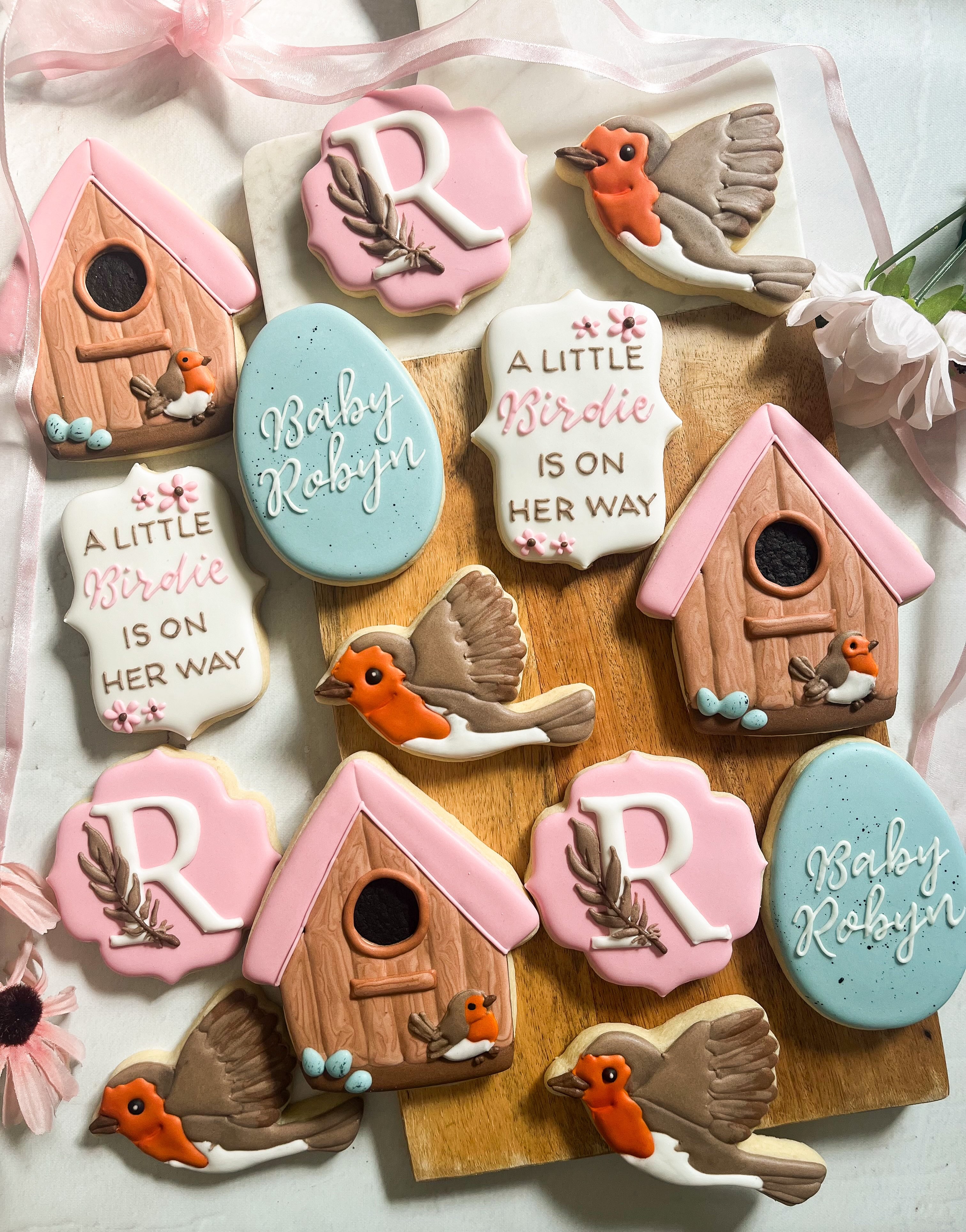 Baby robins for baby Robyn 🪶🪺
.
.
.
.
.
.
#nashvillecookies #robincookies #babygirlshowercookies #birdcookies #birdhousecookies