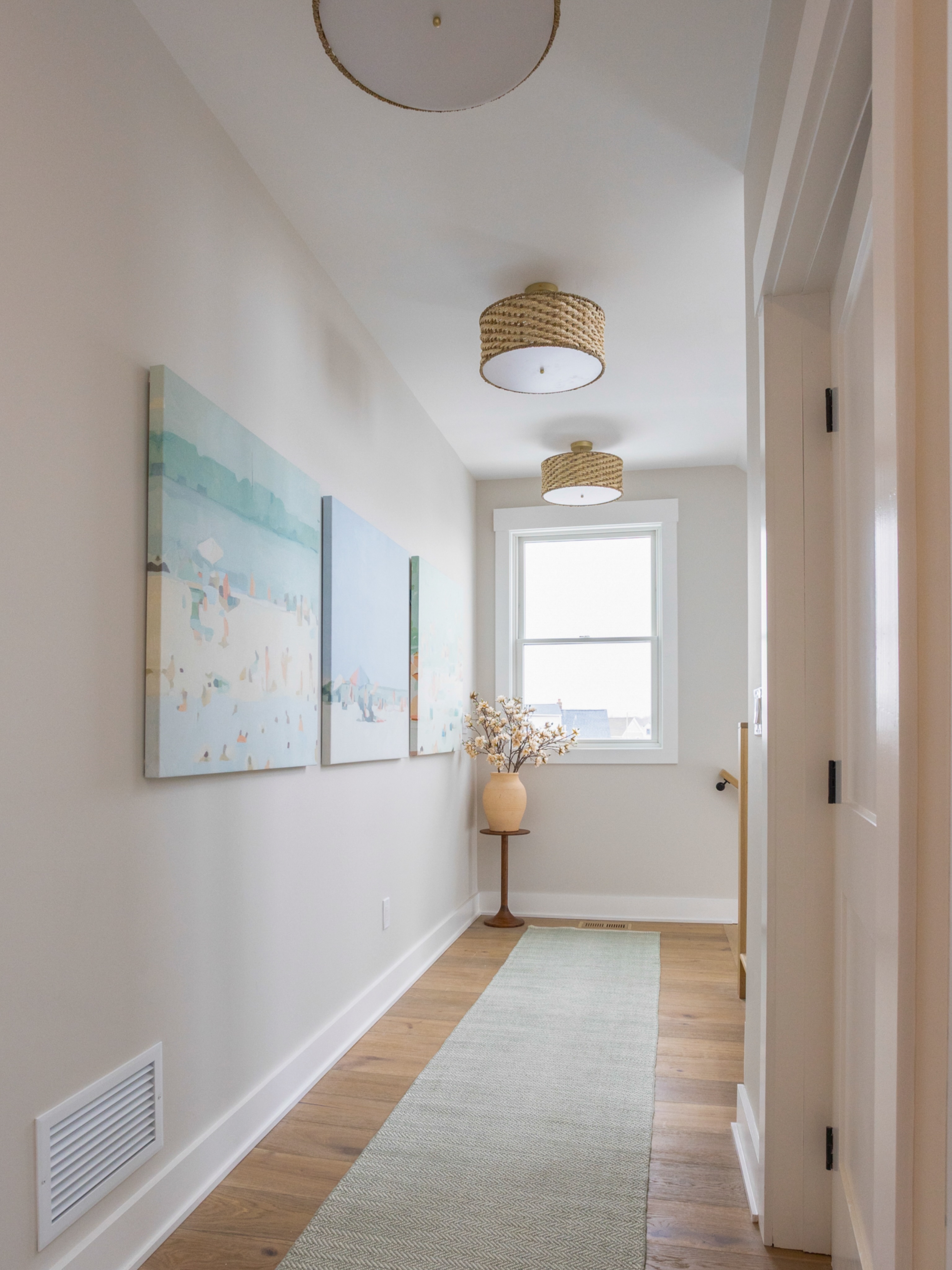 Picture this: It’s 4pm. You’re salty, sun kissed, sandy toed, and headed to a pre-happy hour shower with some sauvy b on ice waiting for you in the kitchen... And maybe there’s some Lana on Spotify. 👩🏼🍳💋
Crazy how a hallway can conjure up all that…. 😌🫶🏼