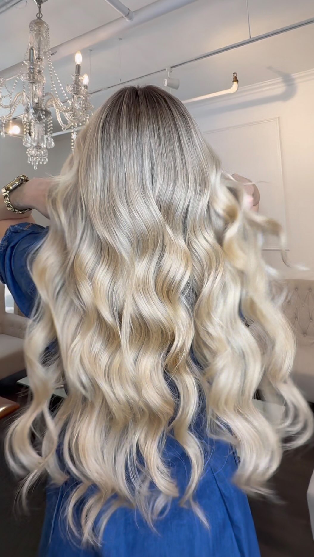 Why wait for length when you can create it? ✨ Beautifully blended, effortlessly you!!
🤍 Book your appointment today.
#hairgoals #hairextensions #chicagosalon #blondeextensions #chicagohairstylist