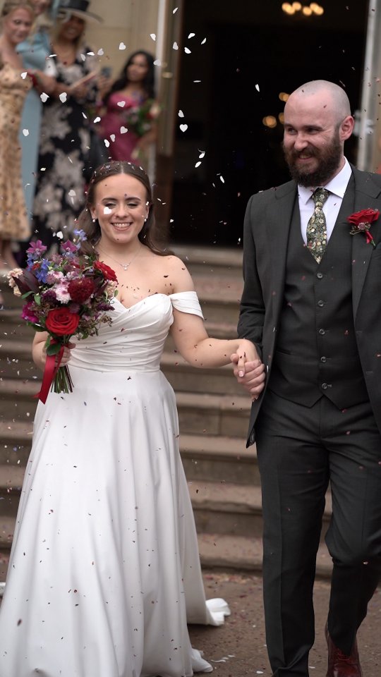 What a beautiful setting for Katie and Ryan @wortleyhallsheffield to celebrate in the Sheffield sunshine! Congratulations guys 🥰