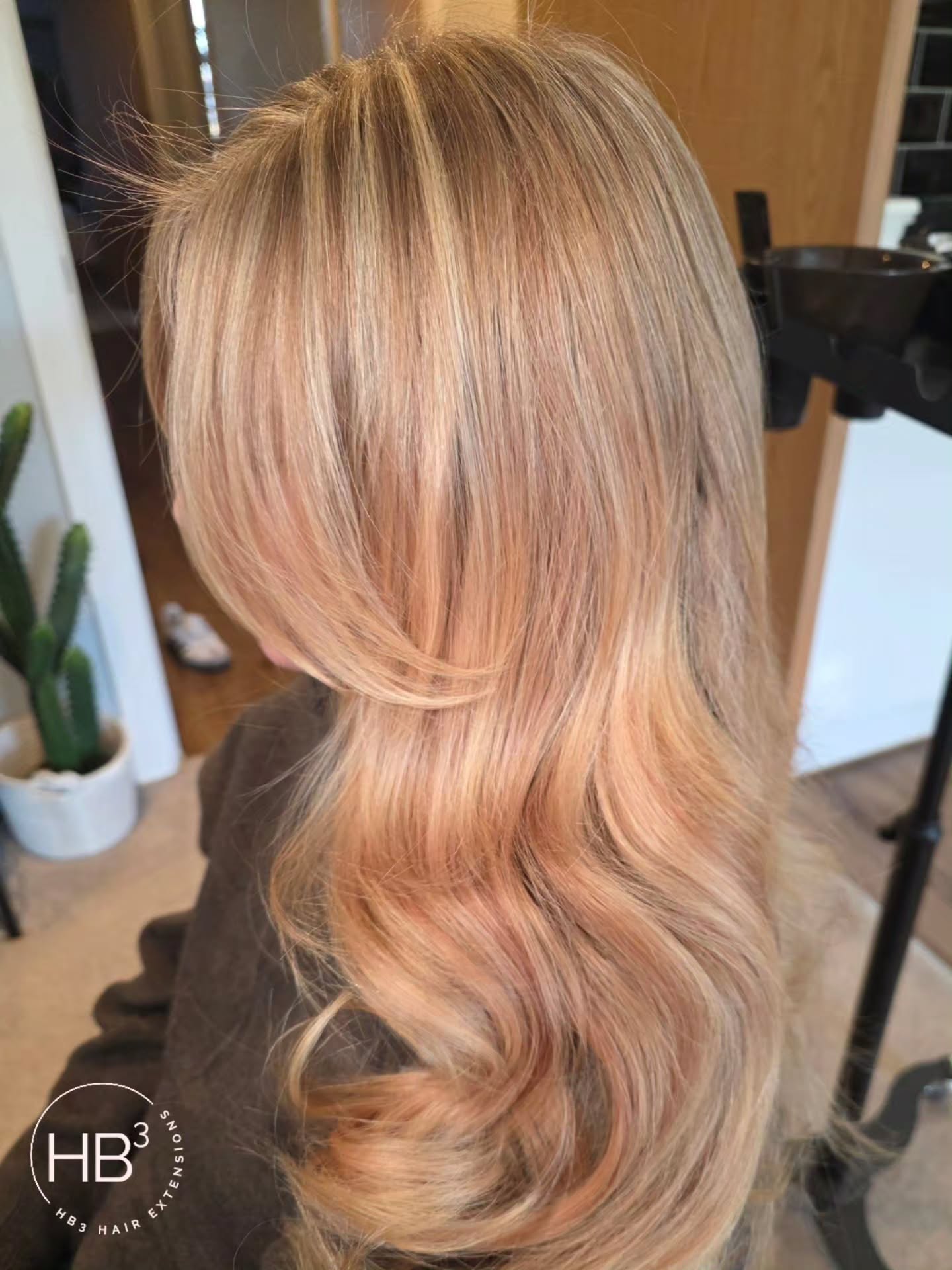 Show us your best side💁🏼♀️
After a bad haircut, we used 20 pairs of tapes (mainly on the sides) to give our lovely client her hair confidence back!
The extensions were worn for about 7 months total while her hair grew back long & healthy
Fitted in south west London - enjoyed all over the city 🤸♀️👑✨️
#hairconfidence #tapehairlondon #swlondon