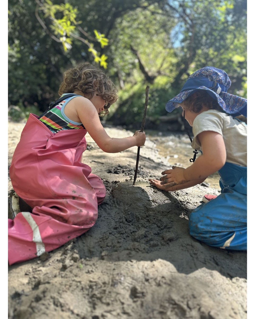 This is what learning outside looks like!
🌱🥾🌸🌼🎒✨
We would like to meet you come join us this summer, check the link in our bio for all of our events!
#emergingsprouts #emergingsproutsforestschool #forestschool #thisisourclassroom #optoutside #hike #playallday #playbased #reggioemilia #reggioemiliaapproach
#Emergentcurriculum #projectbasedlearning #cocreators #collective #natureclassroom #playallday #wildchild #wildandfree #naturekids #whatevertheweatherkids #optoutside #natureschool #askmemypronouns #castrovalley #sanleandro #sanramon #hayward #oakland #berkeley