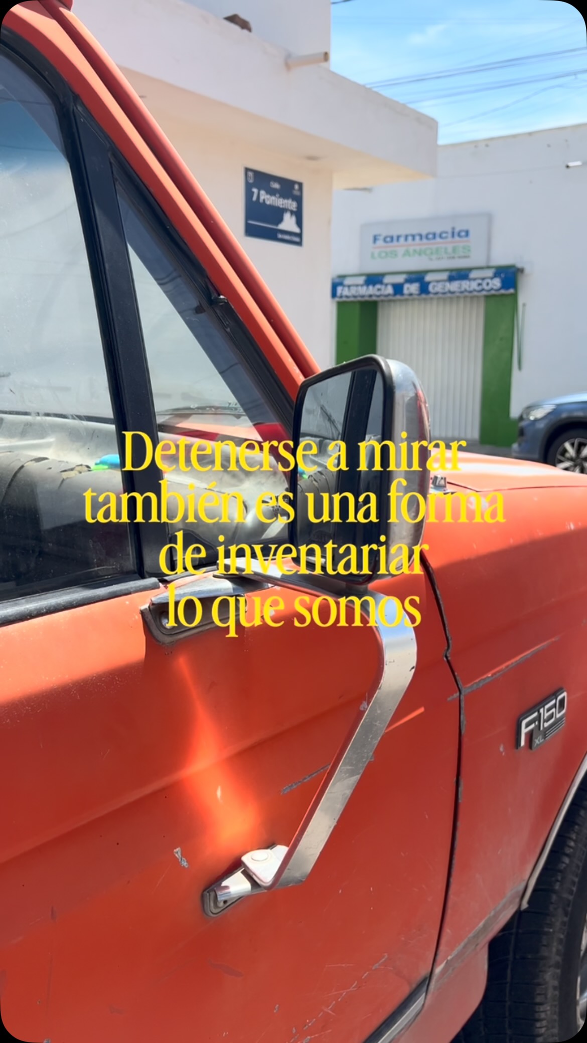 El plan de hoy es salir a la calle y fijarnos con intención en los rojos, los naranjas y los terracotas. Buscar, parar, mirar.