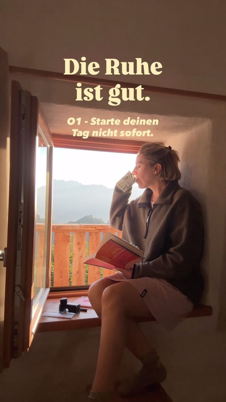 {Die Ruhe ist gut.} - Starte deinen Tag nicht sofort.
Als mir meine Ärztin vor etwa zehn Jahren den Rat gab, mit Ruhe in den Tag zu starten, hatte ich keinerlei Vorstellung davon, wie das funktionieren soll.
Sie hat mir erklärt, warum das für meine Gesundheit wichtig ist und warum ich Ruhe nicht aufschieben darf.
Doch wie sollte ich in einem vollen Alltag die Ruhe an den Anfang setzen? Meine Lebenssituation damals war so, dass ich so lange wie möglich schlafen/ im Bett liegen bleiben wollte. Und dann musste es natürlich direkt losgehen mit den to dos des Tages, weil: Sonst würde ich ja nicht alles schaffen.
Ich kann doch also nicht am Anfang schon (aus-)ruhen - das würde mich nur müde machen und Zeit verplempern. Oder?
Nun, ich habe den ärztlichen Rat befolgt (weil es mir wirklich schlecht ging). Und seitdem erlebe ich, dass Ruhe keine Zeitverschwendung ist.
Ich stehe für die Ruhe am Anfang des Tages - die ich mit Kaffee und Büchern verbringe - gern ein bisschen früher auf und freue mich oft schon am Abend auf den nächsten Morgen.
Ich habe keine Angst mehr für Müdigkeit (die wir sowieso nicht mit Turbo bekämpfen sollten), sondern erlebe durch die Ruhe am Anfang des Tages:
❤️ Fokus
❤️ Was will ich wirklich und was passt zu mir?
❤️ Ausrichtung für den Tag
❤️ Gesundheit
❤️ Zeit für mich
❤️ Zeit für Schönes
❤️ Freude
Hast du das schon mal ausprobiert oder hättest du Lust darauf?
💜 Mehr erfährst du in unserem Bible Study Workbook „Die Ruhe ist gut“, das du auf unserer Website findest: www.franletters.com
Deine Franzi
#dieruheistgut